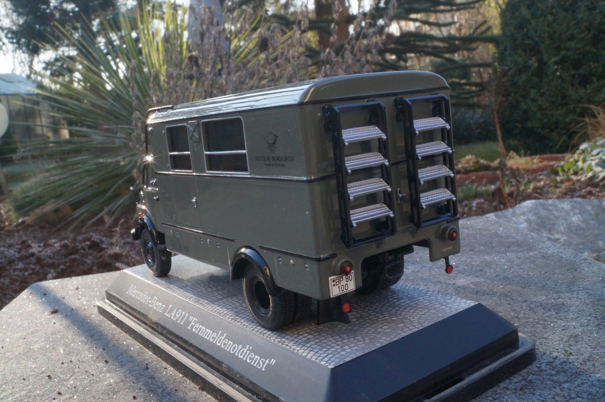 22-1010 - Schuco -  Mercedes Benz LA 911  LKW "Fernmeldenotdienst" Deutsche Post