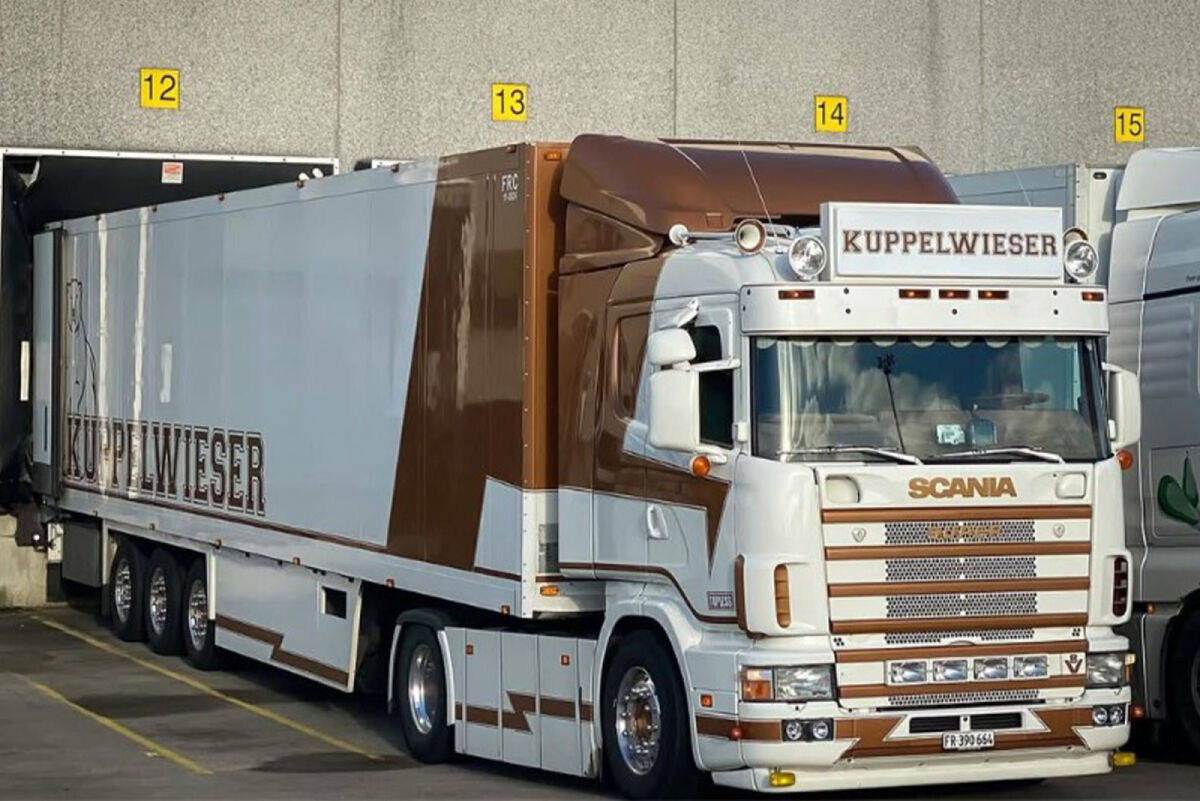 01-5548 - WSI - Scania 4Serie 4x2 mit 3achs Kühlauflieger - Kuppelwieser - CH