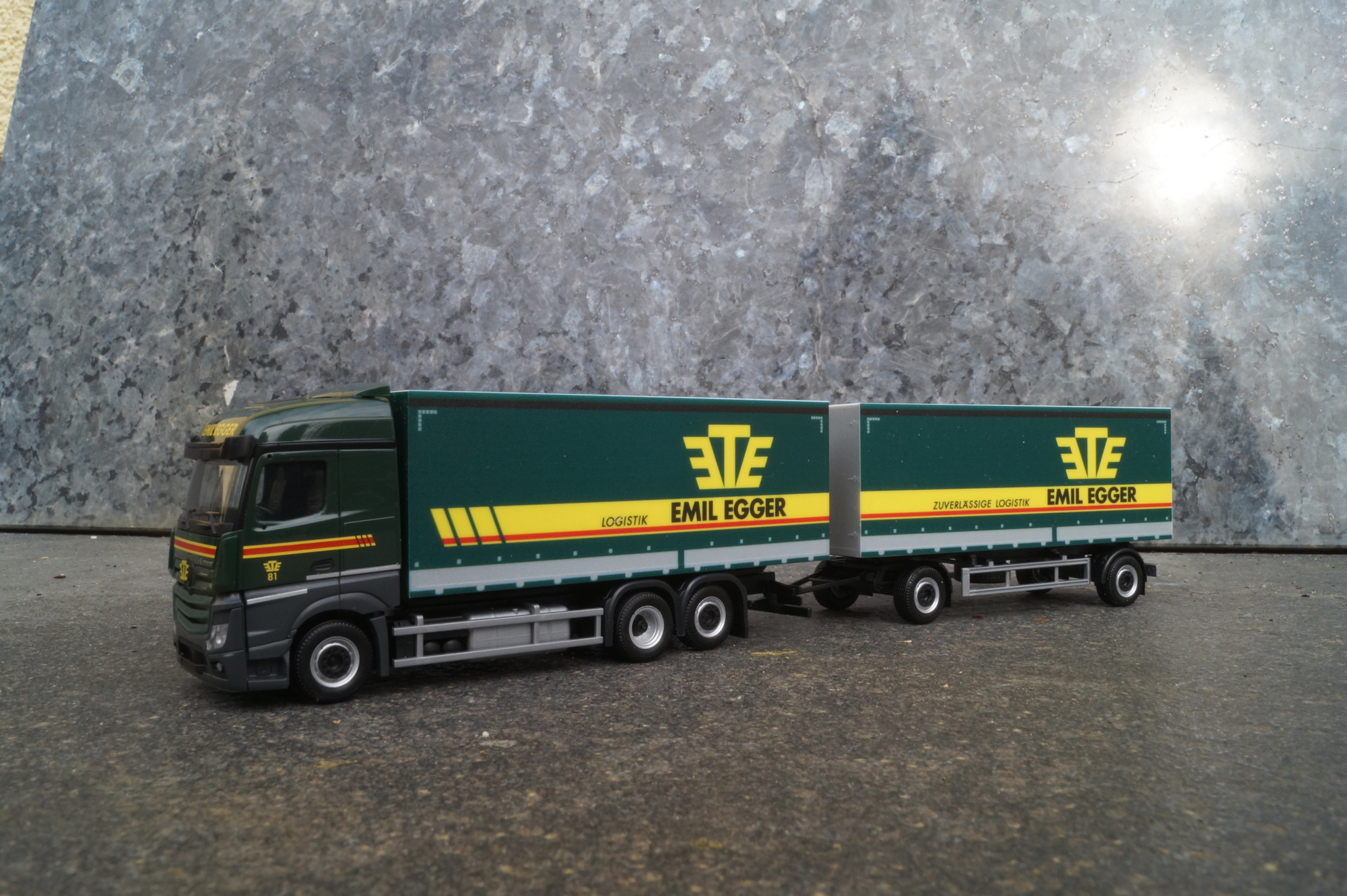 316835 - Herpa - Mercedes-Benz Streamspace 2.5 Planen-Hängerzug "Emil Egger" (Schweiz/
