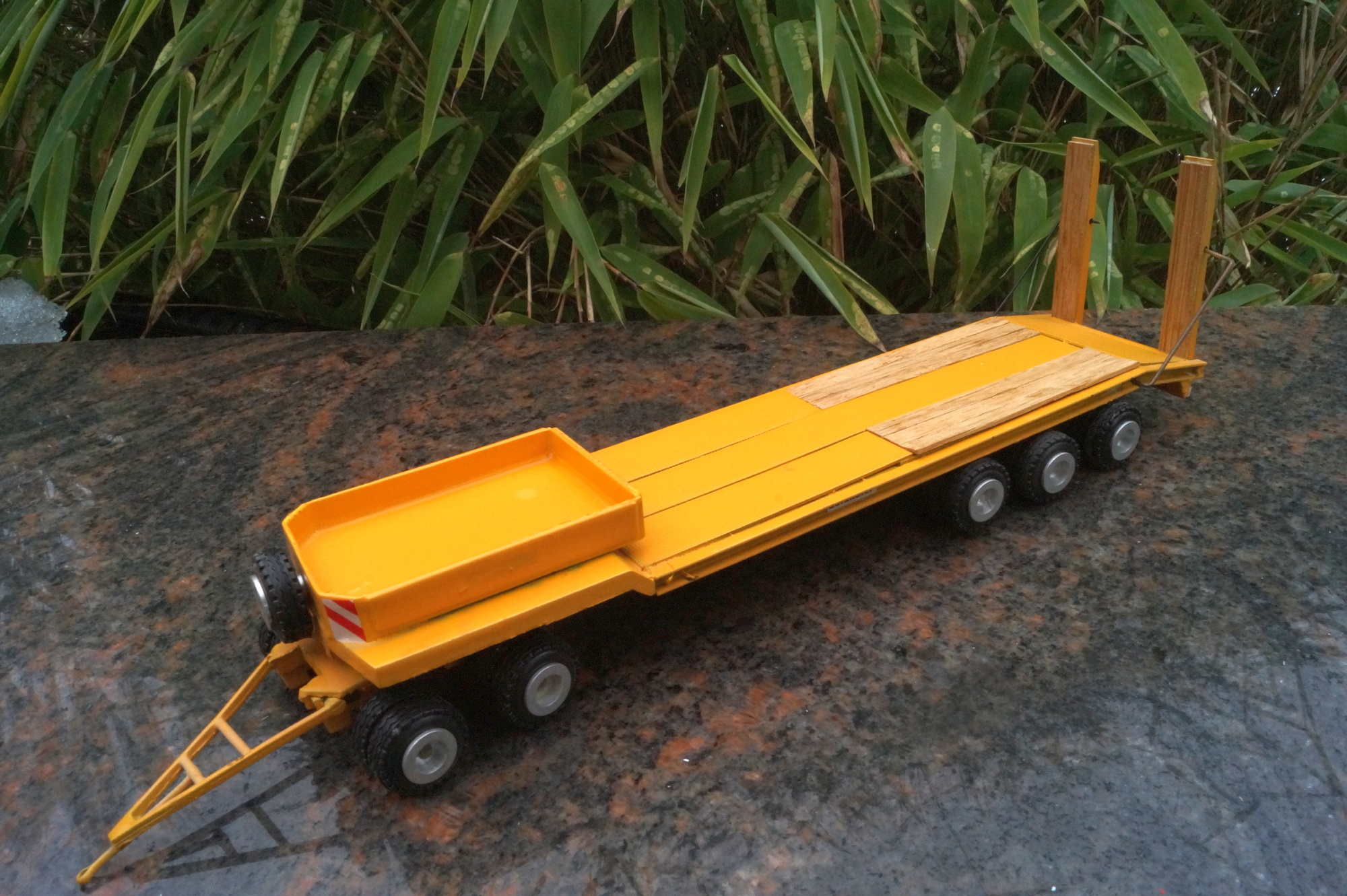 Zubehör 5achs Anhängetieflader mit Auffahrrampen und Holzeinlage