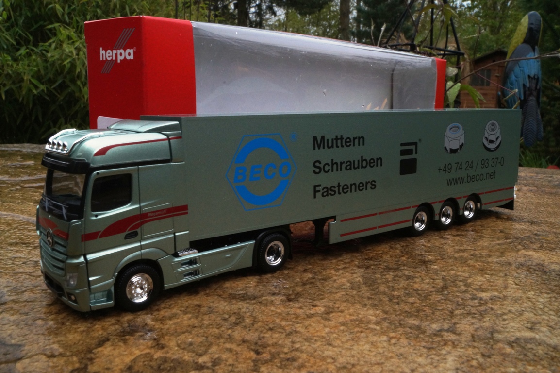 307055 - Herpa - Mercedes-Benz Actros Bigspace Koffer-Sattelzug "Bagemühl"