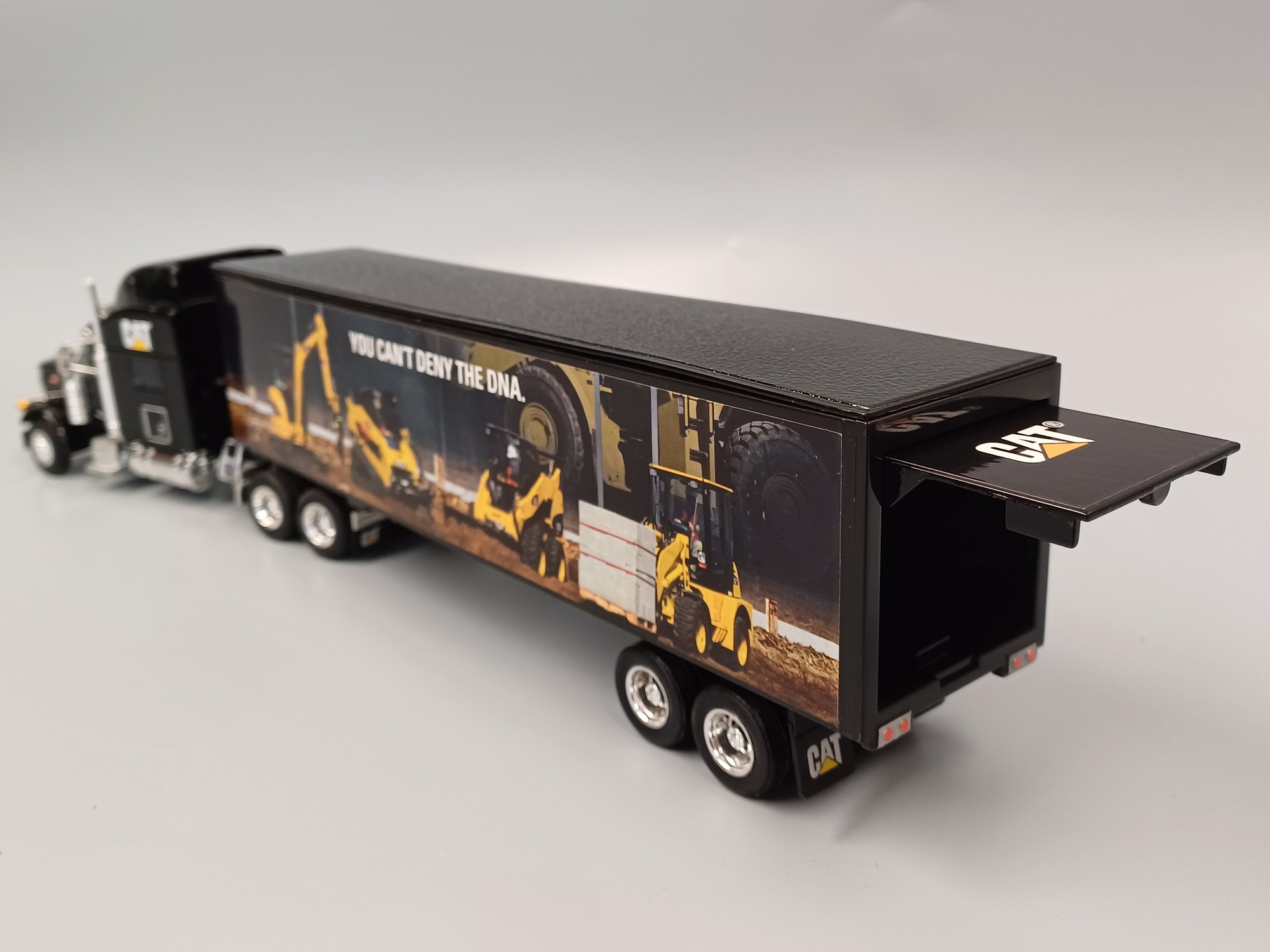 Peterbild Modell 379 3achs mit 2achs Kofferauflieger "CAT"