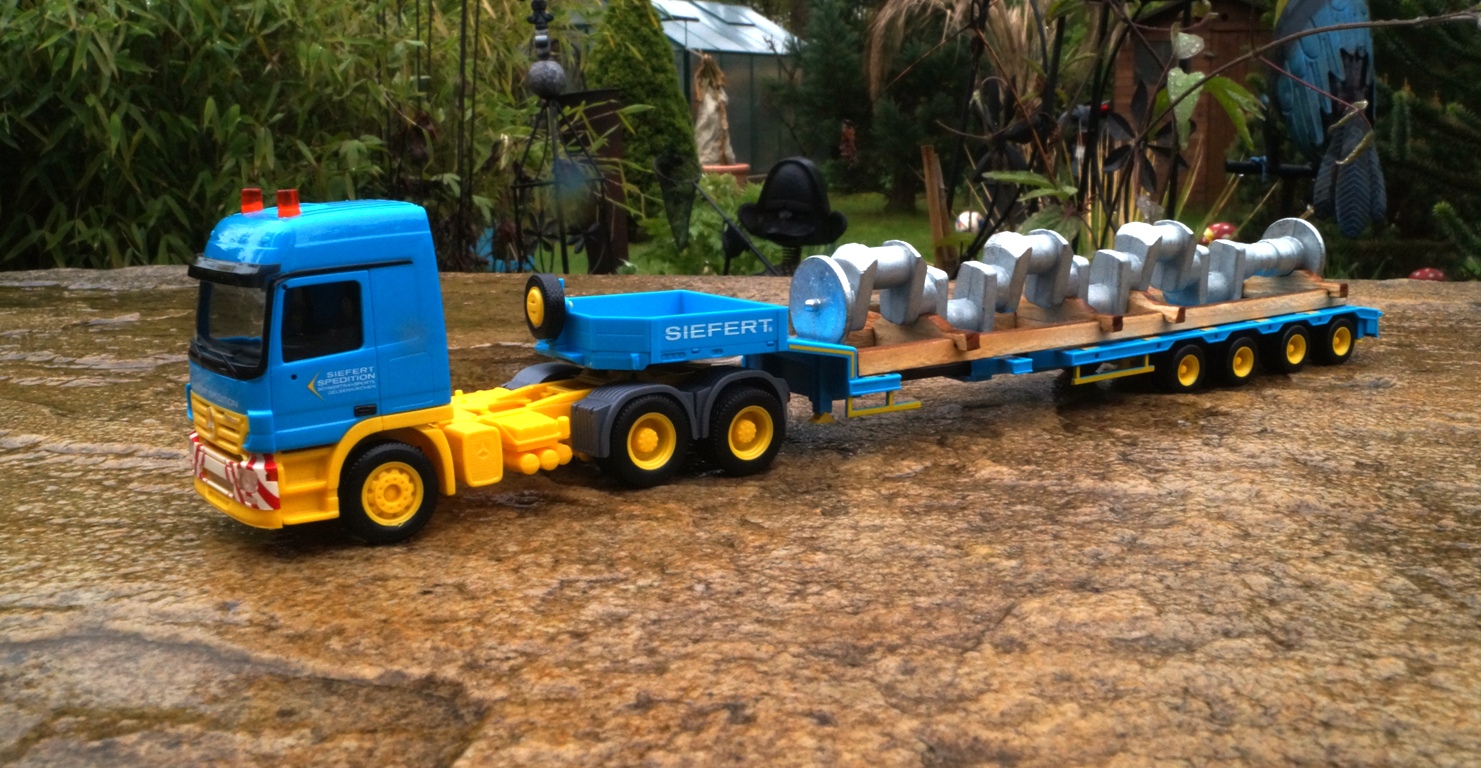 306973 - Herpa - Mercedes-Benz Actros L 6x4 Semitieflade-Sattelzug mit Ladegut Kurbelwelle "Siefert"