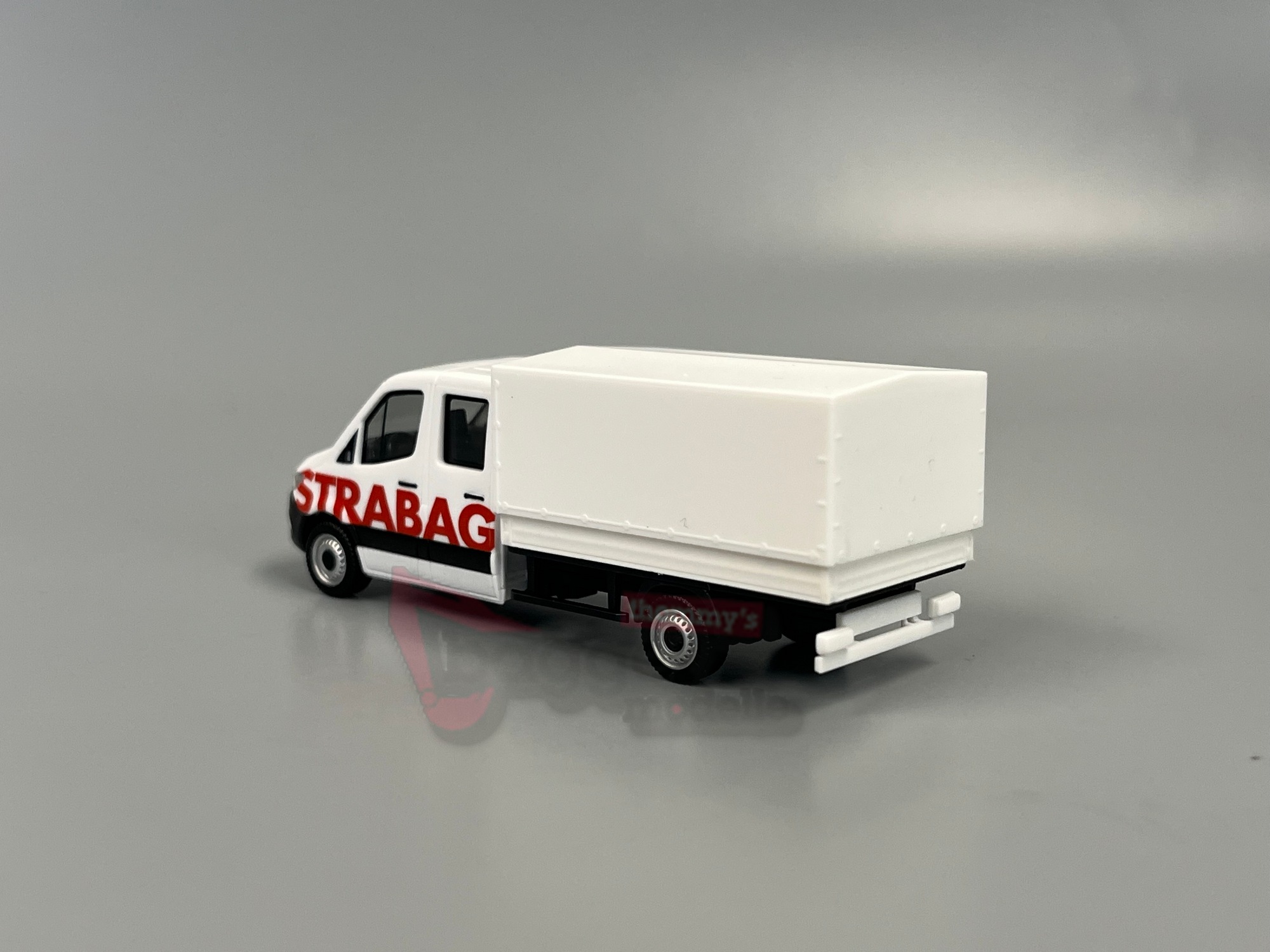 098991 - Herpa - Mercedes-Benz Sprinter '18 Doppelkabine Pritsche/Plane "STRABAG" 