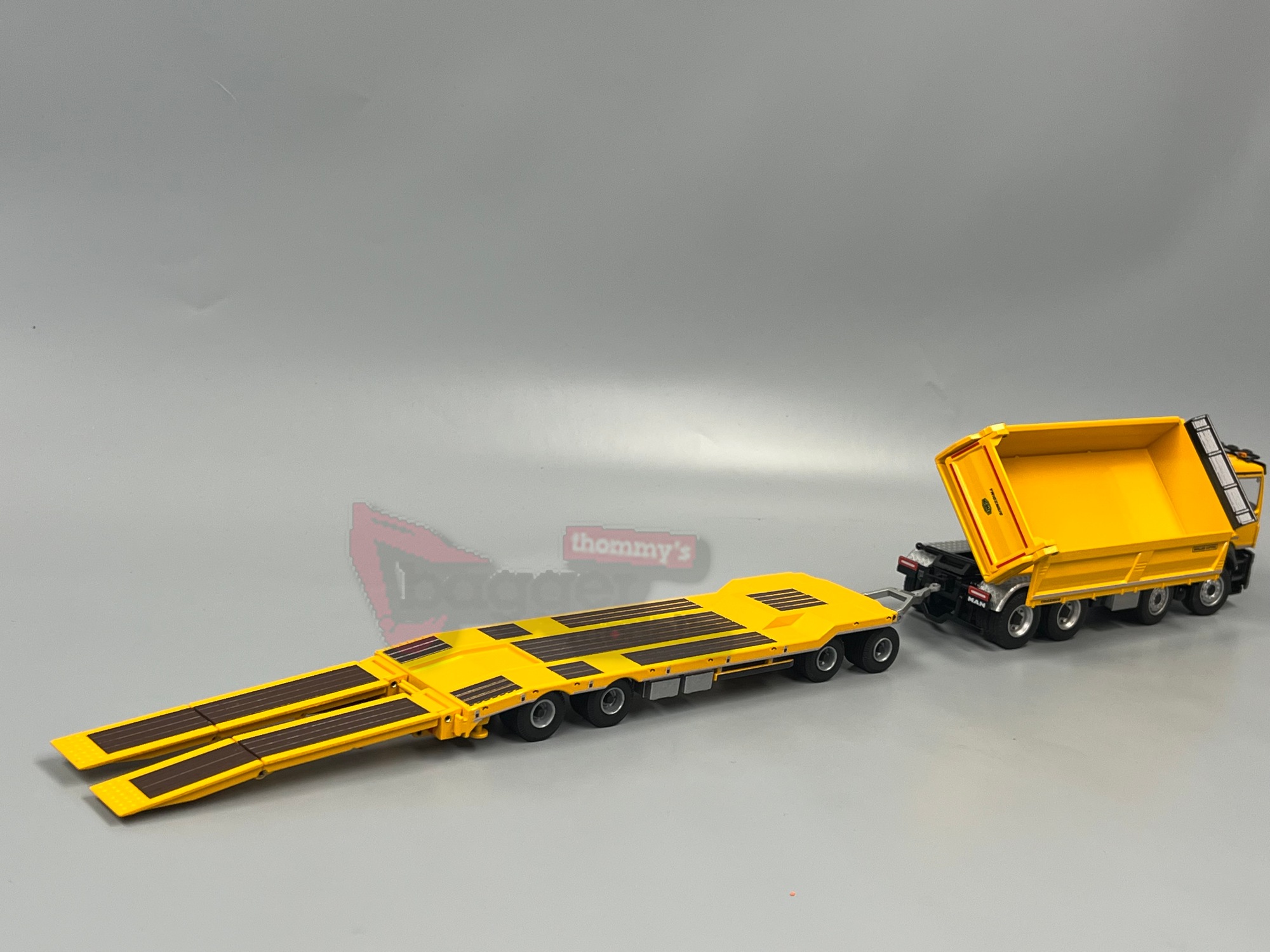 81247-02 - Conrad - MAN TGS NN Meiller Dreiseitenkipper mit Tiefladeanhänger - gelb -