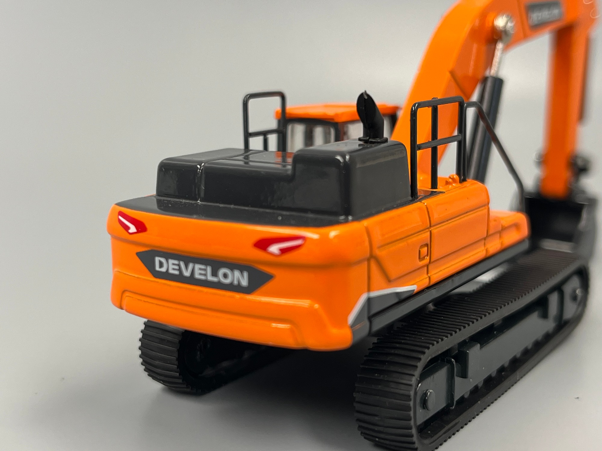 16-1032 - IMC - Develon DX380 Kettenbagger