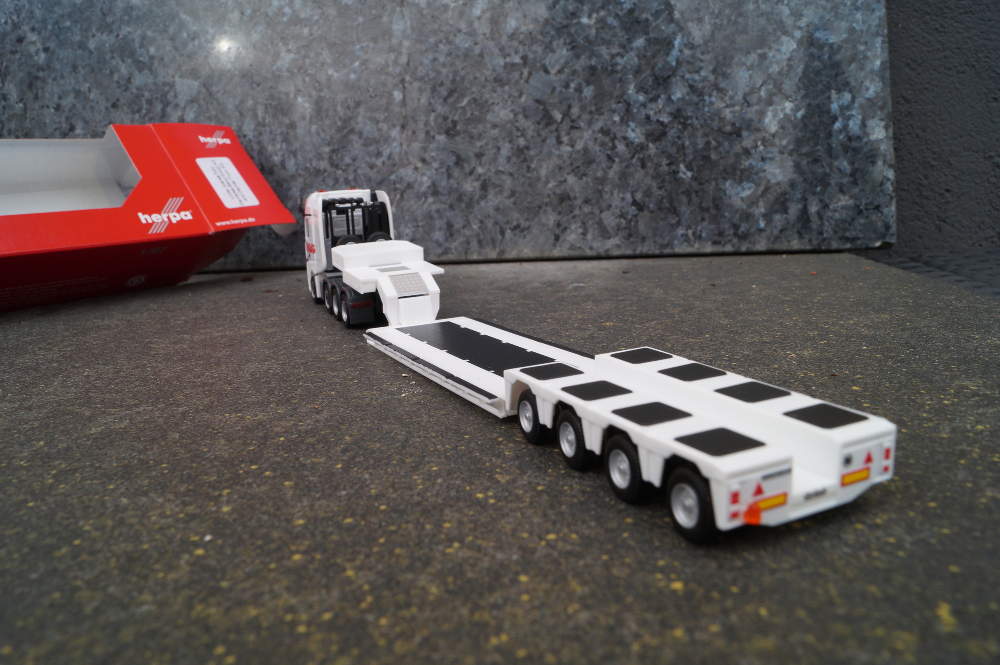 317412 - Herpa - Mercedes-Benz Actros Gigaspace Tieflade-Sattelzug "STRABAG"