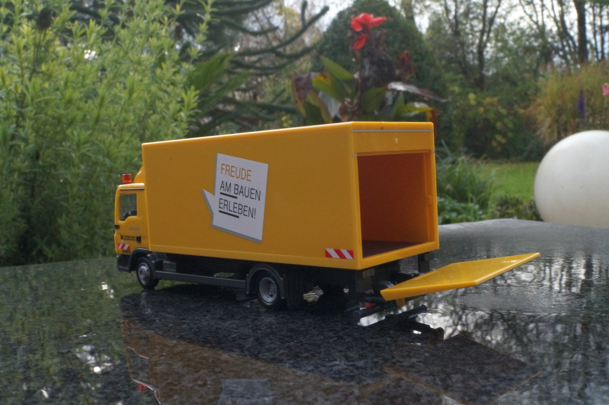 306355 - Herpa - MAN TGL Koffer LKW mit Bordwand  "LEONHARD WEISS"