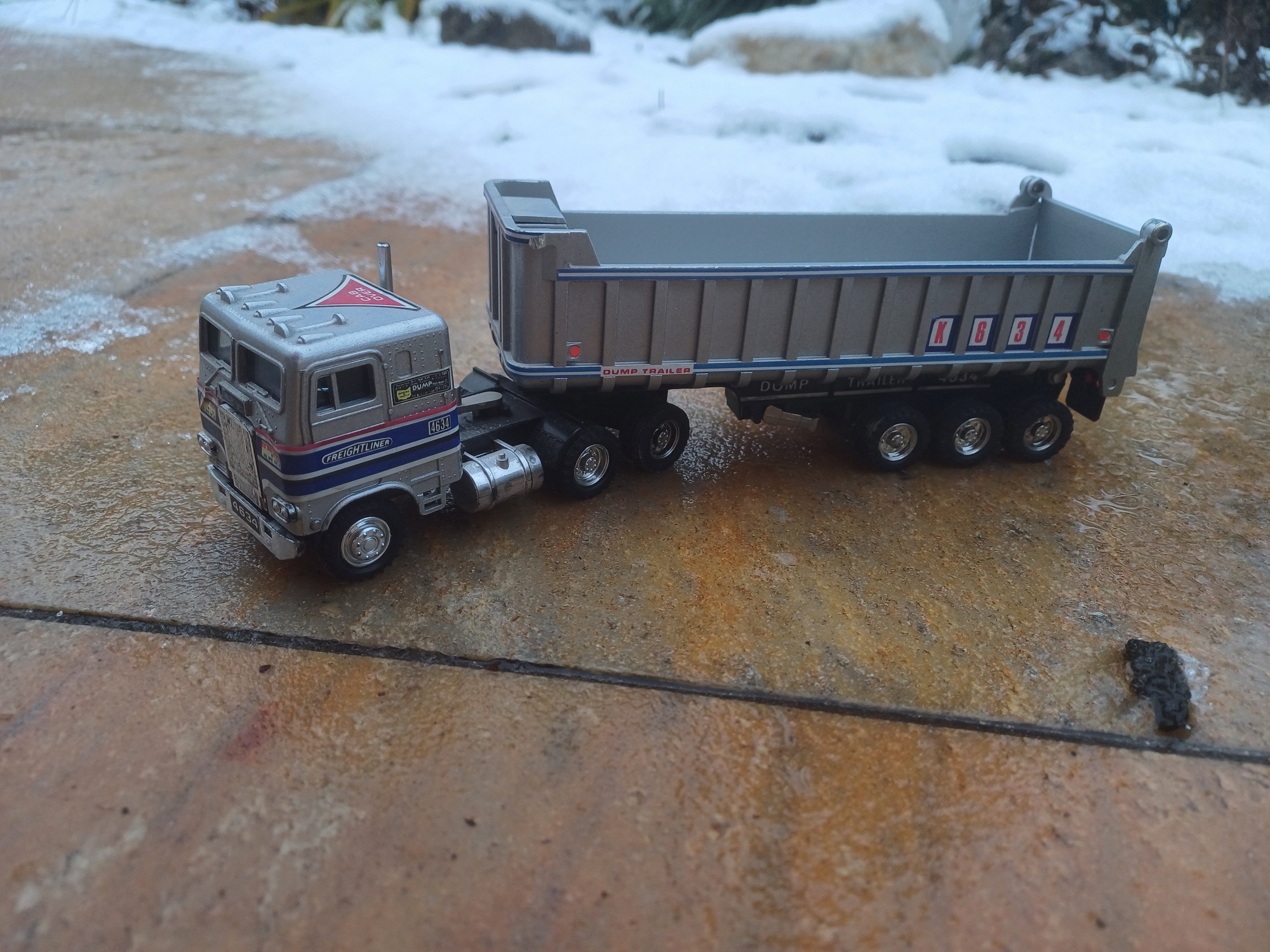 Freightliner 3achs mit 3achs Sattelkipper