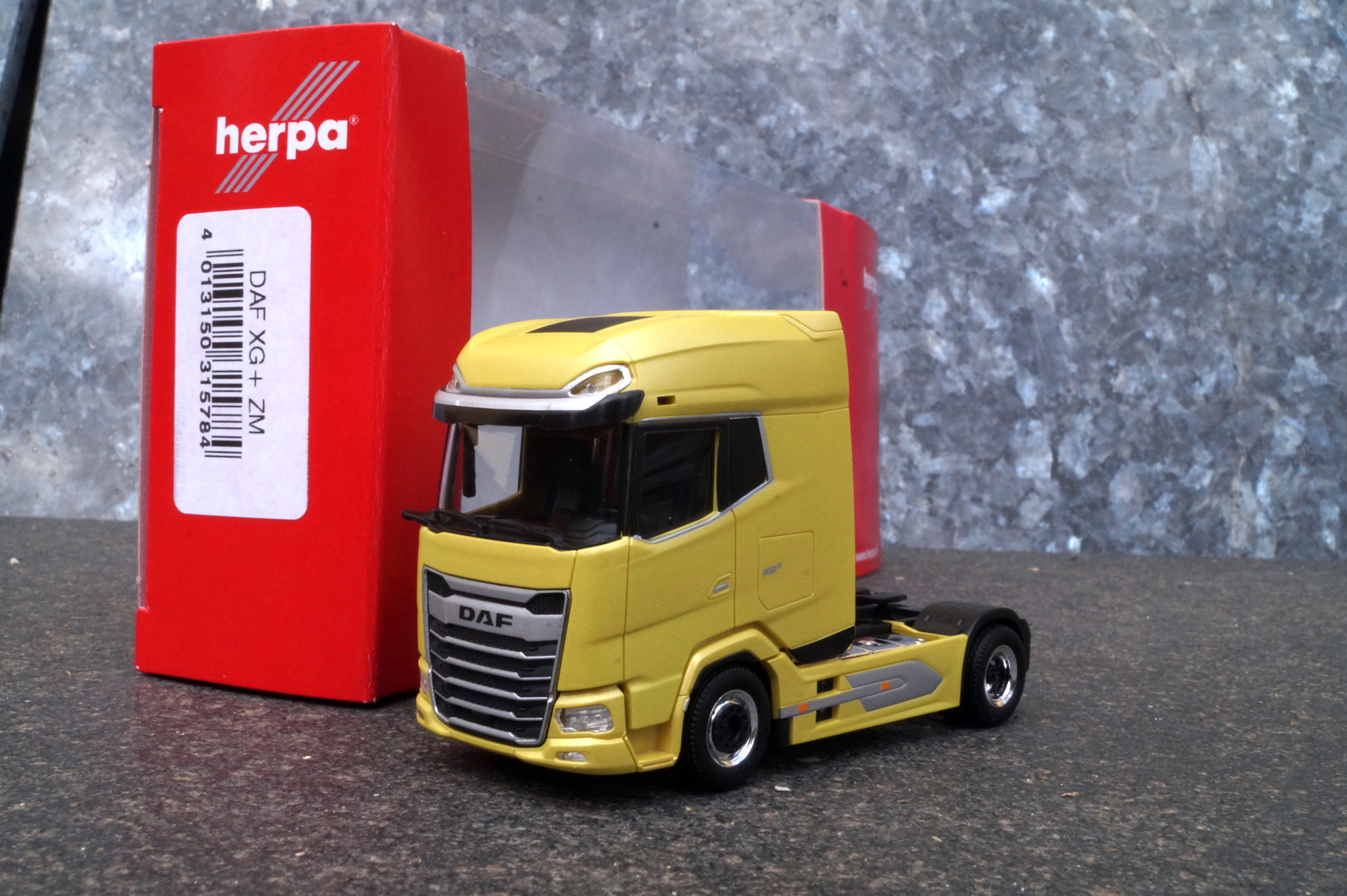 315784 - Herpa - DAF XG+ Zugmaschine, tuscan yellow metallic