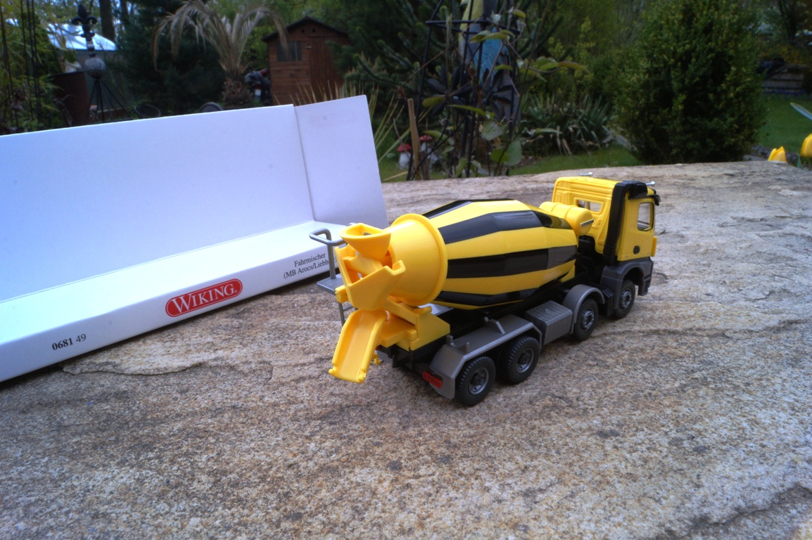 0681 -Wiking - Liebherr Fahrmsicher HTM 904 auf Mercedes Benz Arocs / Wiking Modell"