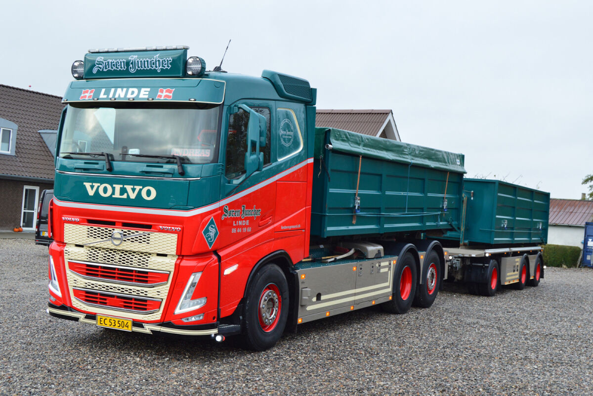 01-5298 - WSI - Volvo  FH5 MY2024 Schlafkabine Starre zugmaschineE mit Hakenkliftsystem – 6 achs + 2 X 15 M³ Container + Abdeckung -Soren junker CH