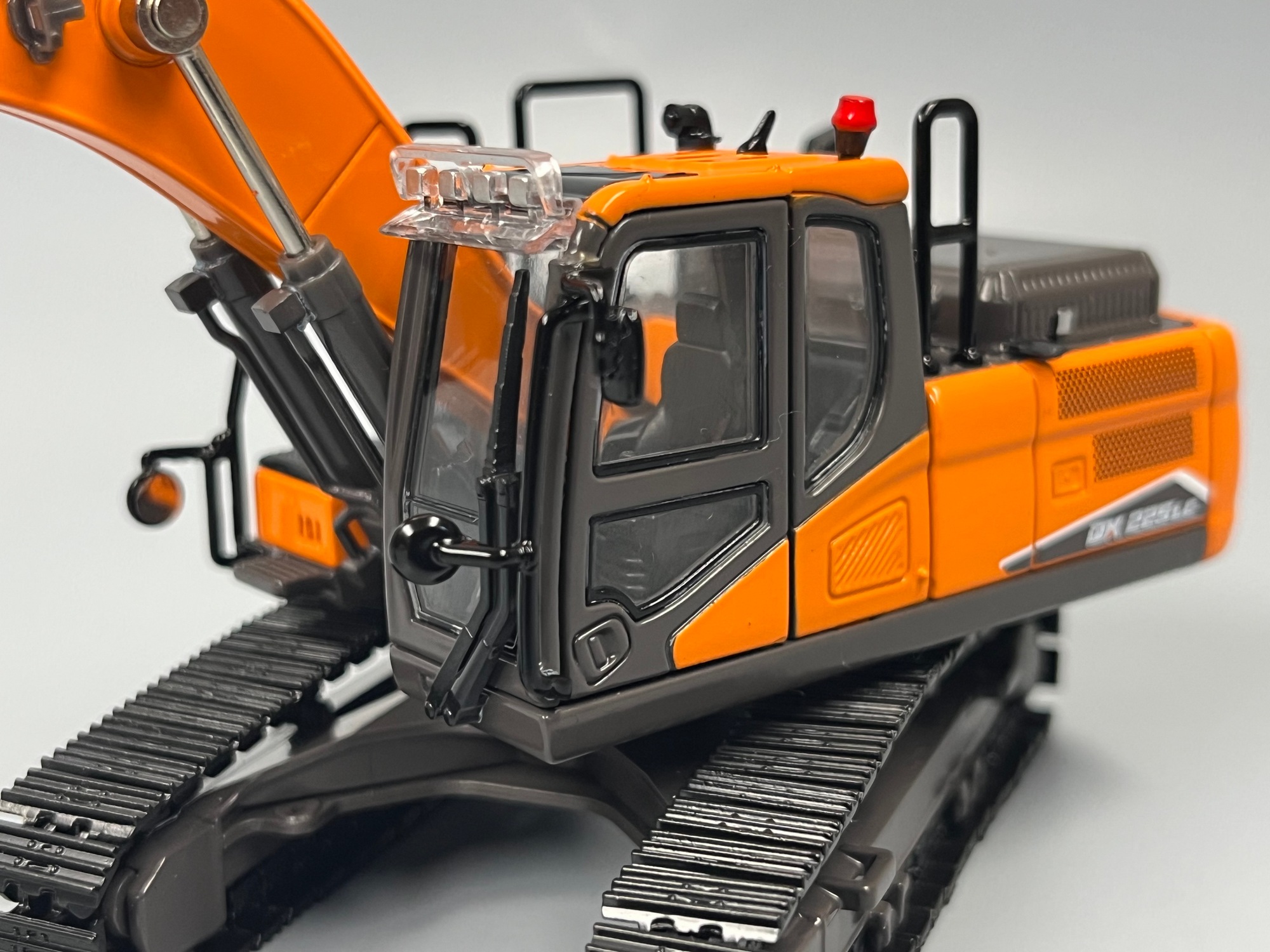 16-1040 -IMC - Develon DX 225 Kettenbagger