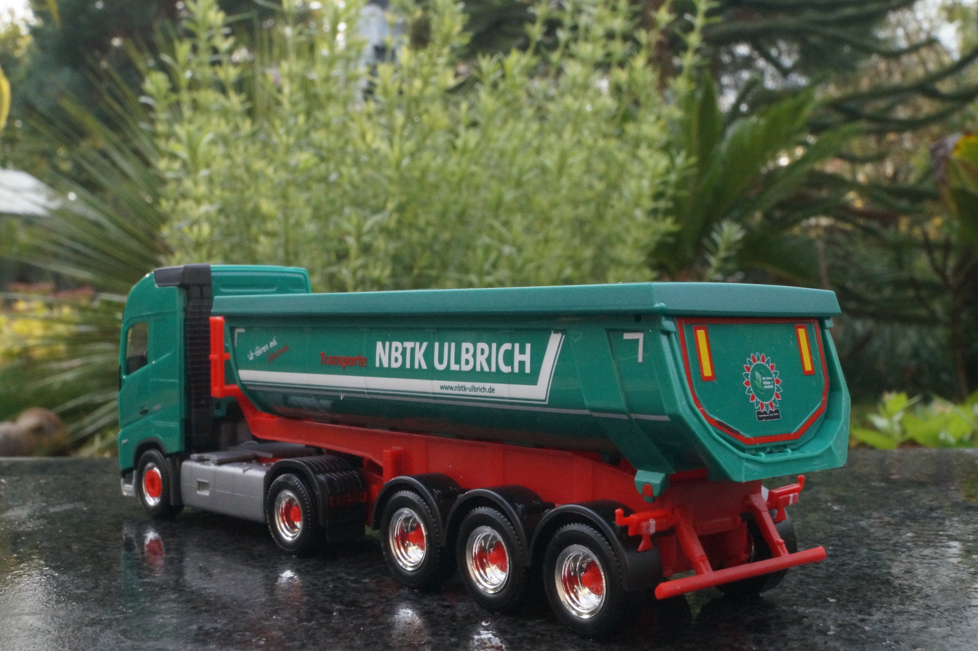 949637 - Herpa - Volvo FH5 Globetrotter 4x2 Thermomulden-Sattelzug "NBTK Ulbrich"
