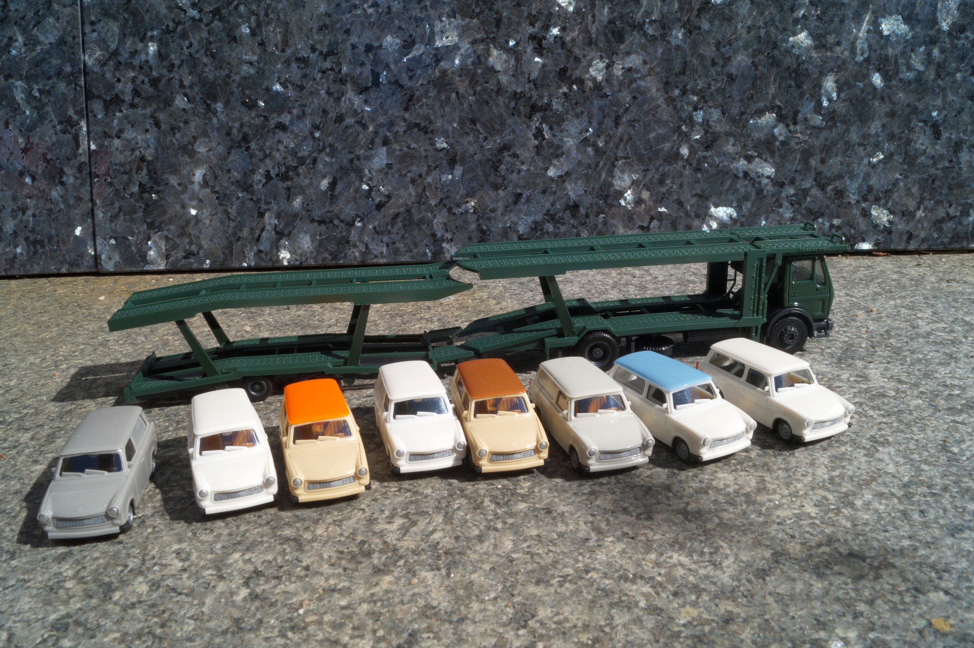 941464 - Herpa - Mercedes Benz NG Autotransporter Hängerzug mit 8 Trabant 601 Auto´s