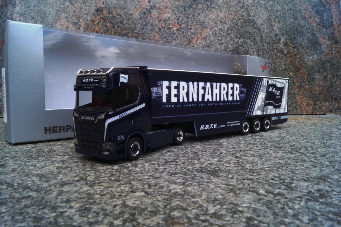 936040 - Herpa -Scania CS 20 HD Gardinenplanen Sattelzug ""H.D.T.V. Fernfahrer"