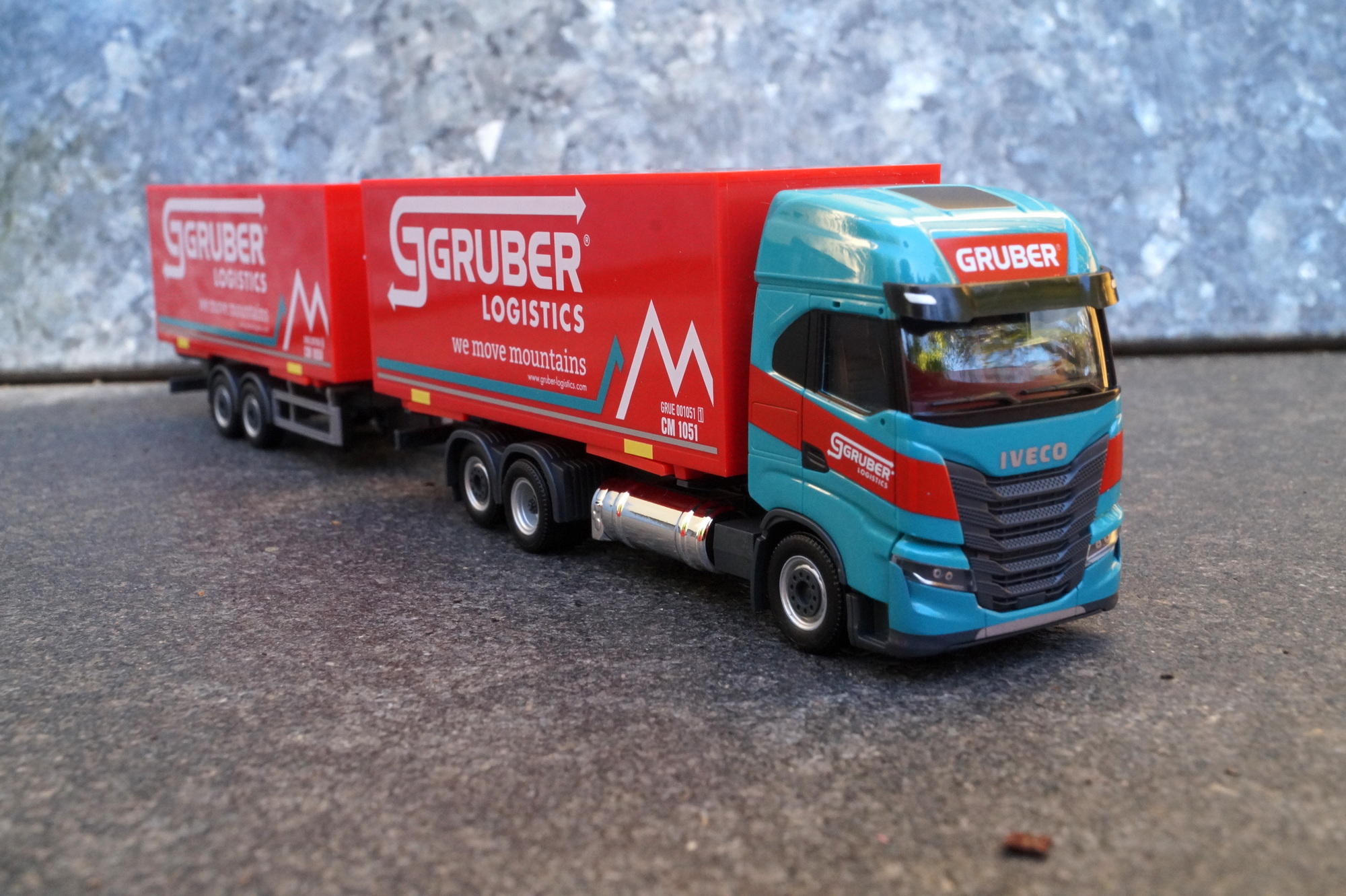 316675 - Herpa - Iveco S-Way Wechselkoffer-Hängerzug "Gruber Logistics