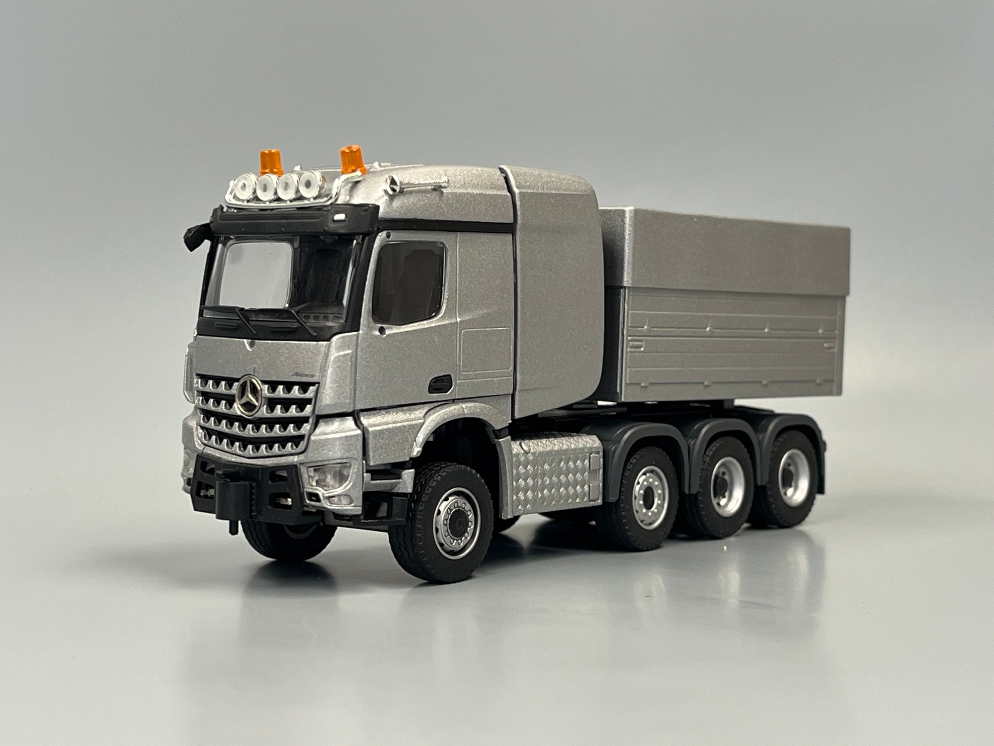 78001-11 -Conrad -Mercedes Benz Arocs Schwerlastzugmaschine  Stream Space 4achs  silber