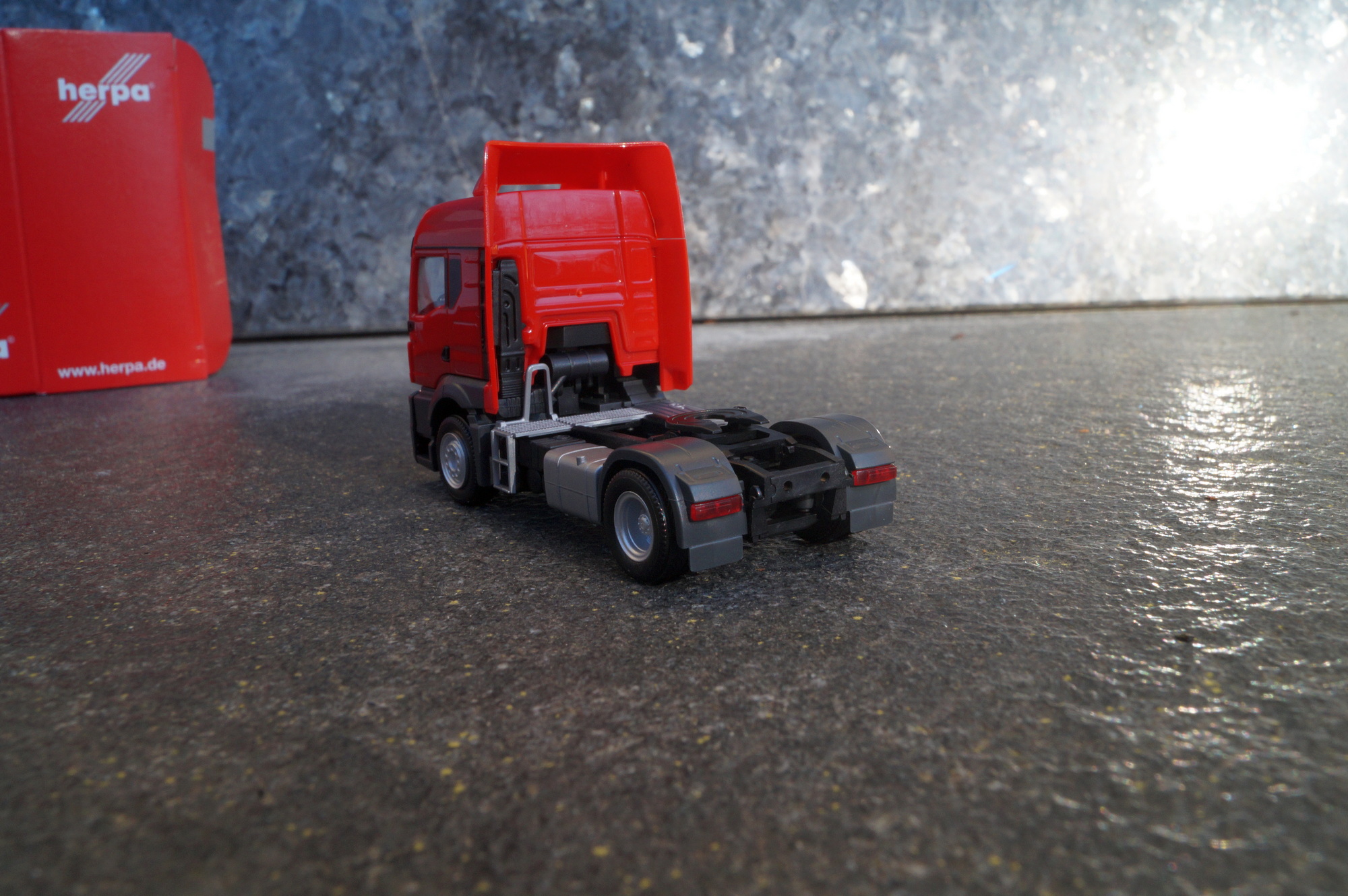 314572 - Herpa - MAN TGS TM Zugmaschine mit Windleitblechen, verkehrsrot