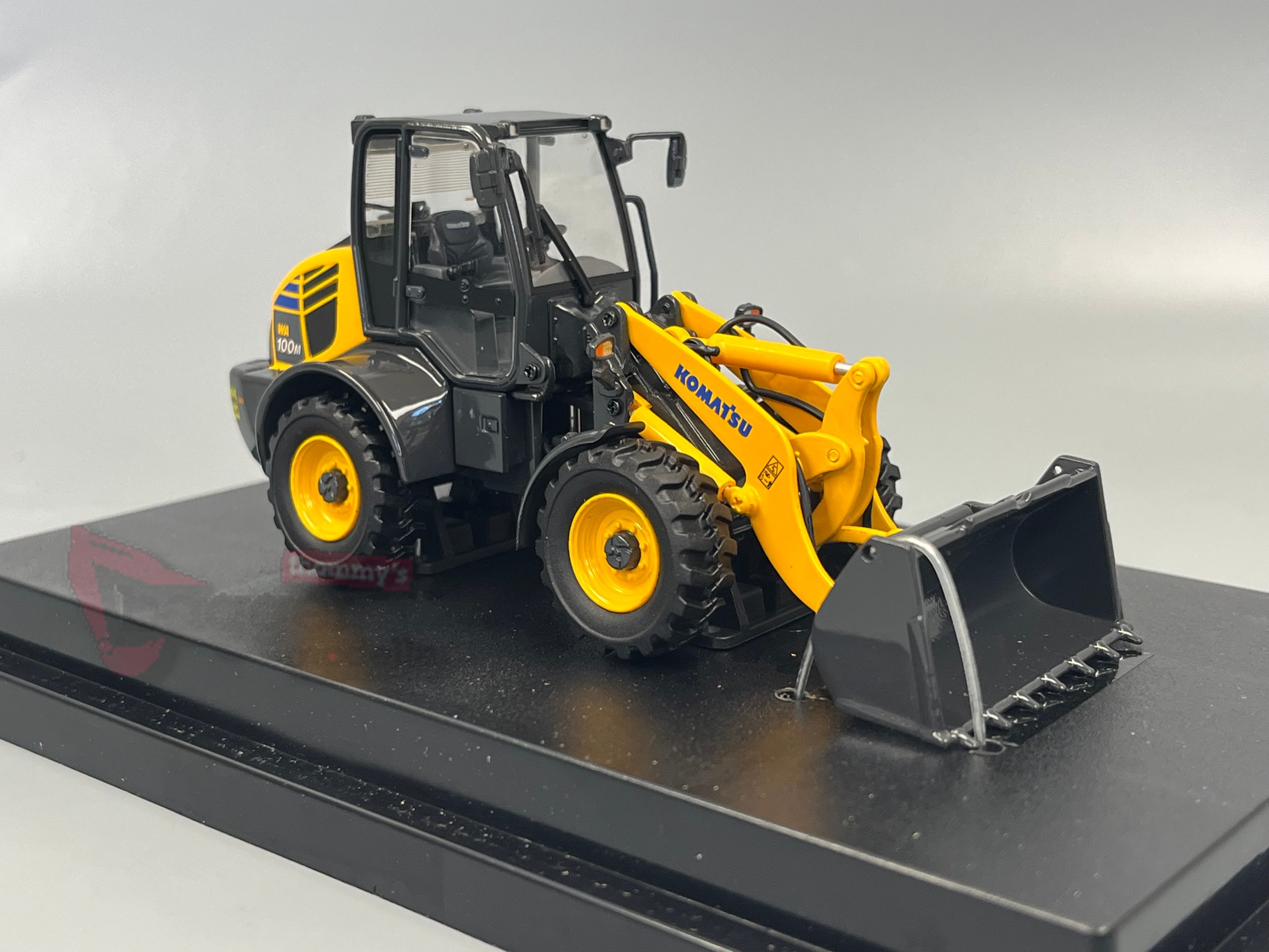 8145 - UH - Komatsu WA100M-8  Radlader