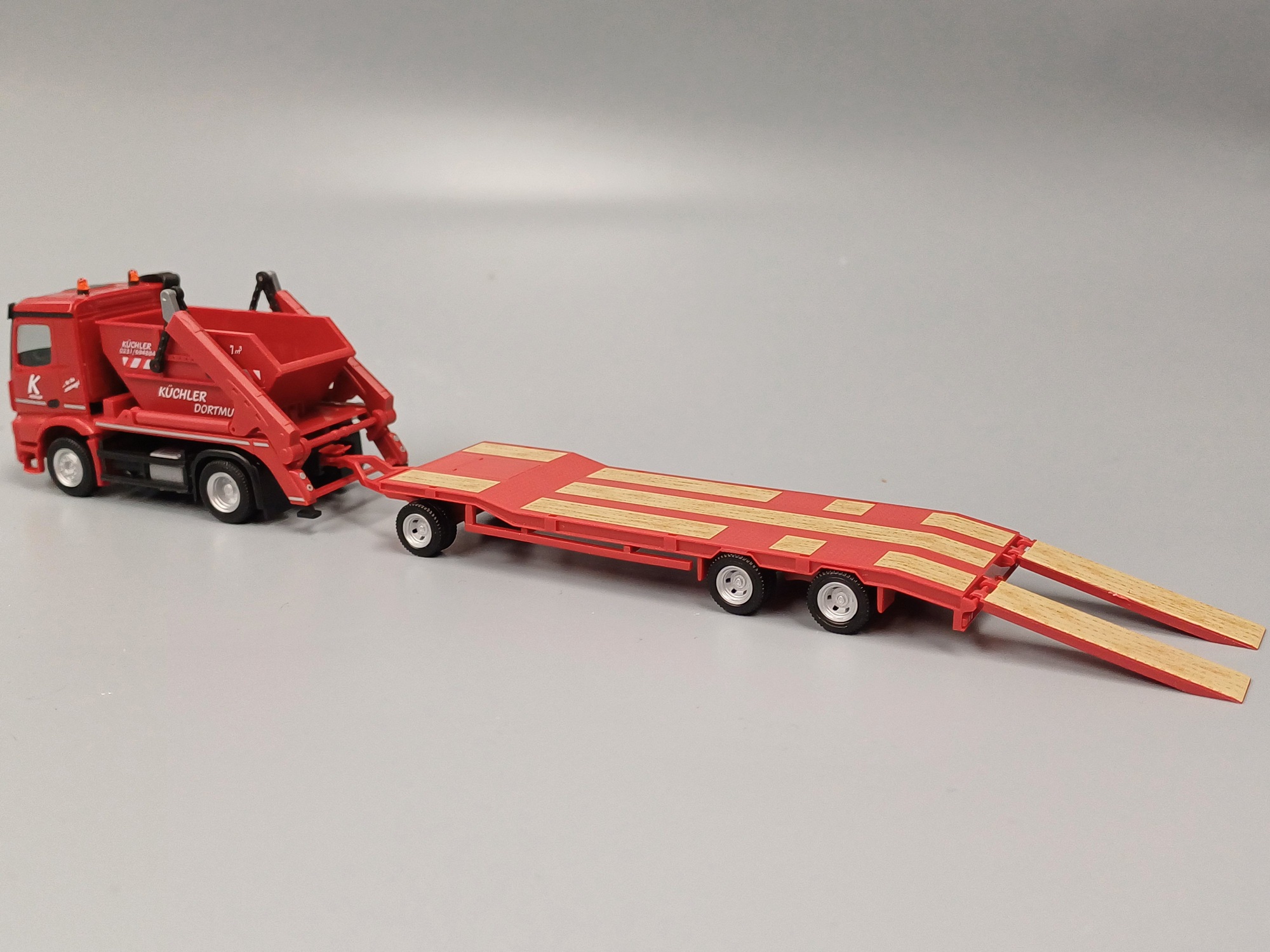 318396 - Herpa - Mercedes-Benz Arocs Absetzkipper AK12 mit TU3-Anhänger "Küchler"