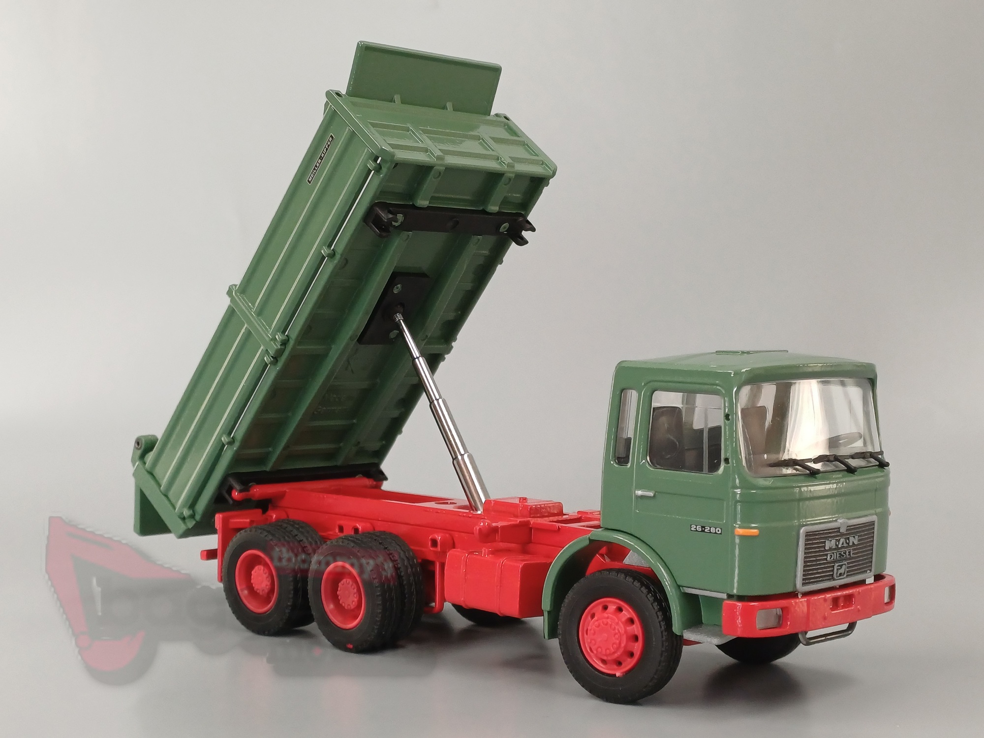 1061-1 - Conrad - MAN F8 Diesel 3 achs Dreiseitenkipper grün