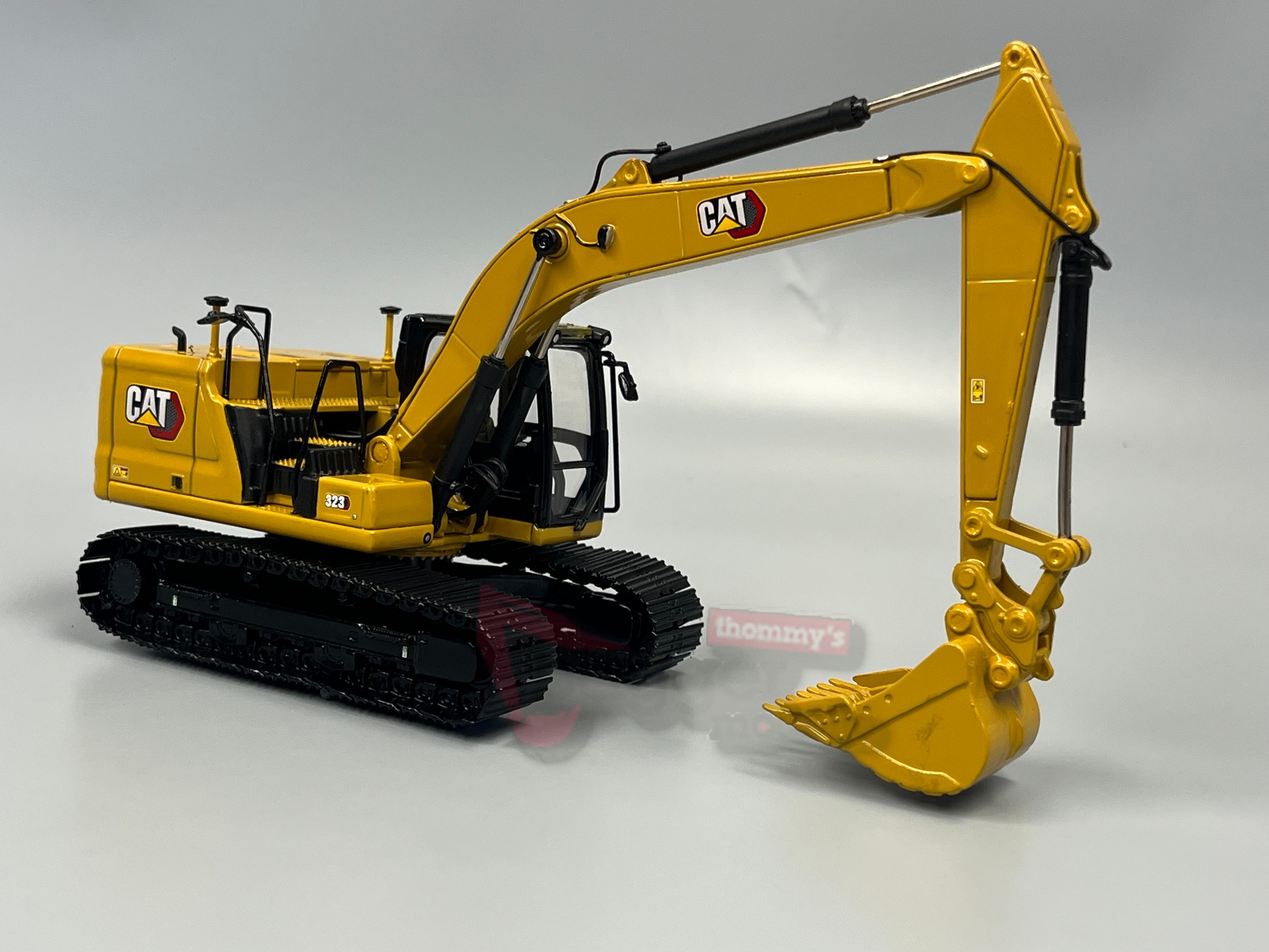 85657 -DCM - CAT 323 Hydraulikbagger mit Anbauteilen