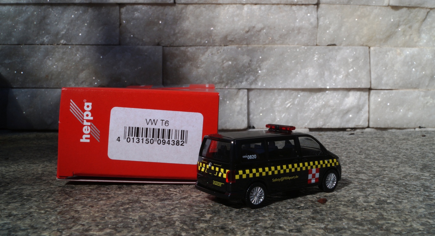 094382 - Herpa - Volkswagen (VW)  T6 Multivan "Fraport Safetycar"