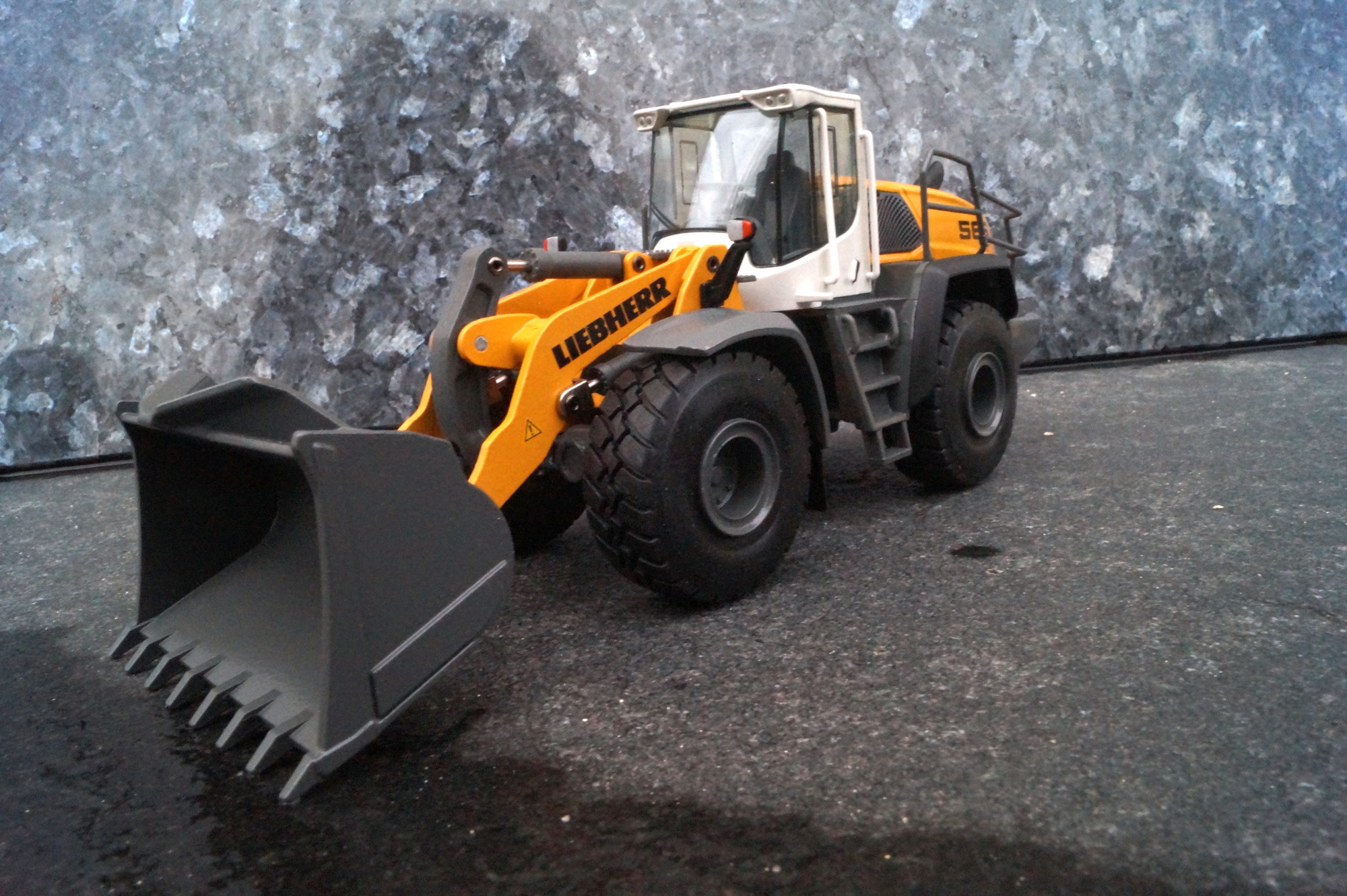 2449-11 - Conrad - Liebherr L 566 XPower Radlader