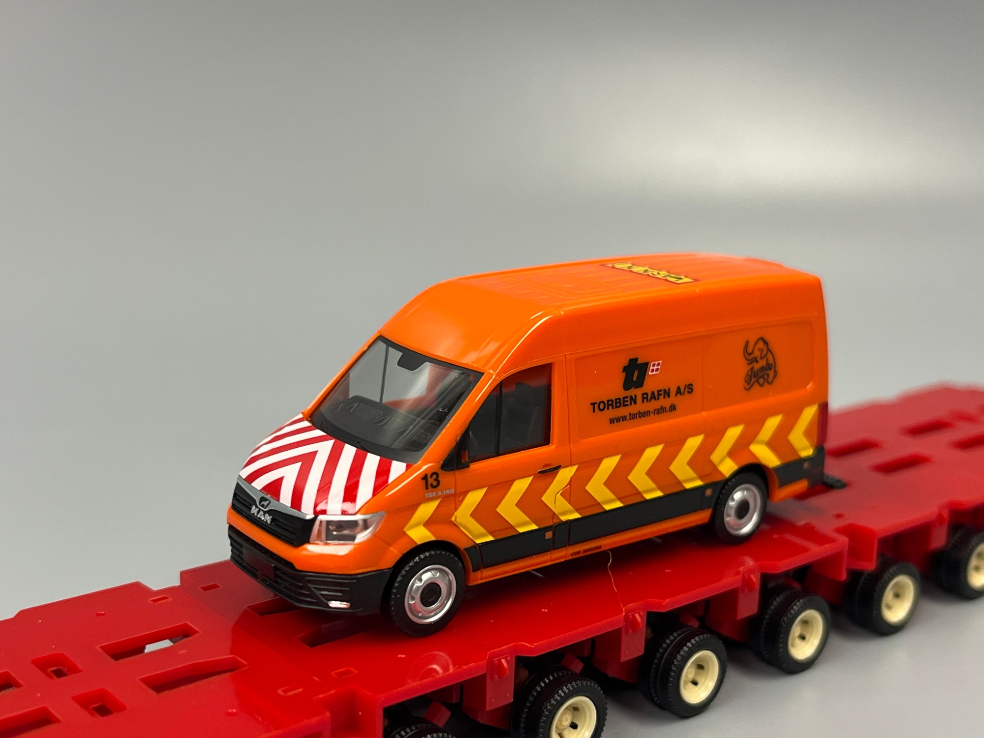 960991 -Herpa-  Schwerlast-Set – MAN TGX GX Schwerlast-Zugmaschine 4achs mit Tiefladeanhänger 12achs und MAN TGE Kasten Hochdach "Torben Rafn"