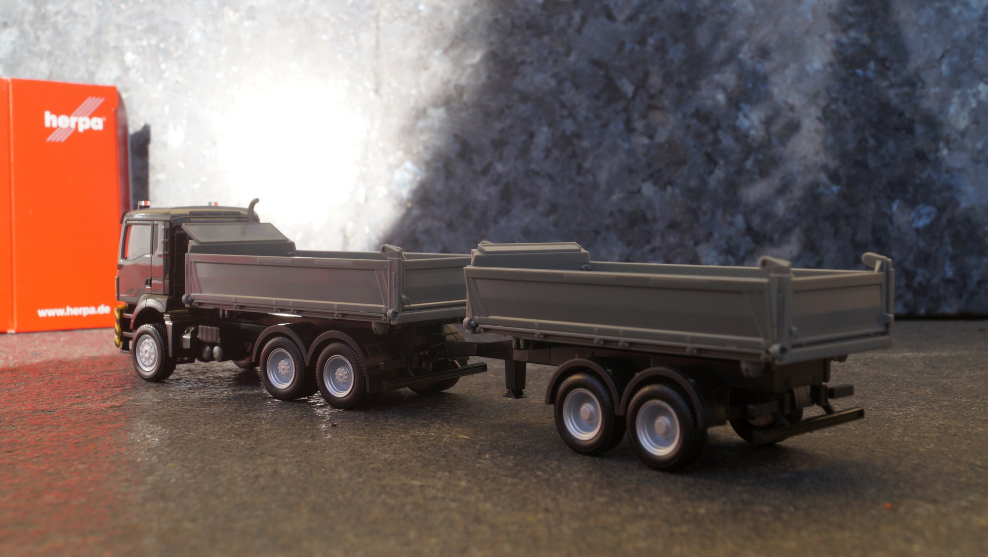 316255 - Herpa - MAN TGS NN Baukipper-Hängerzug, grau/gelb