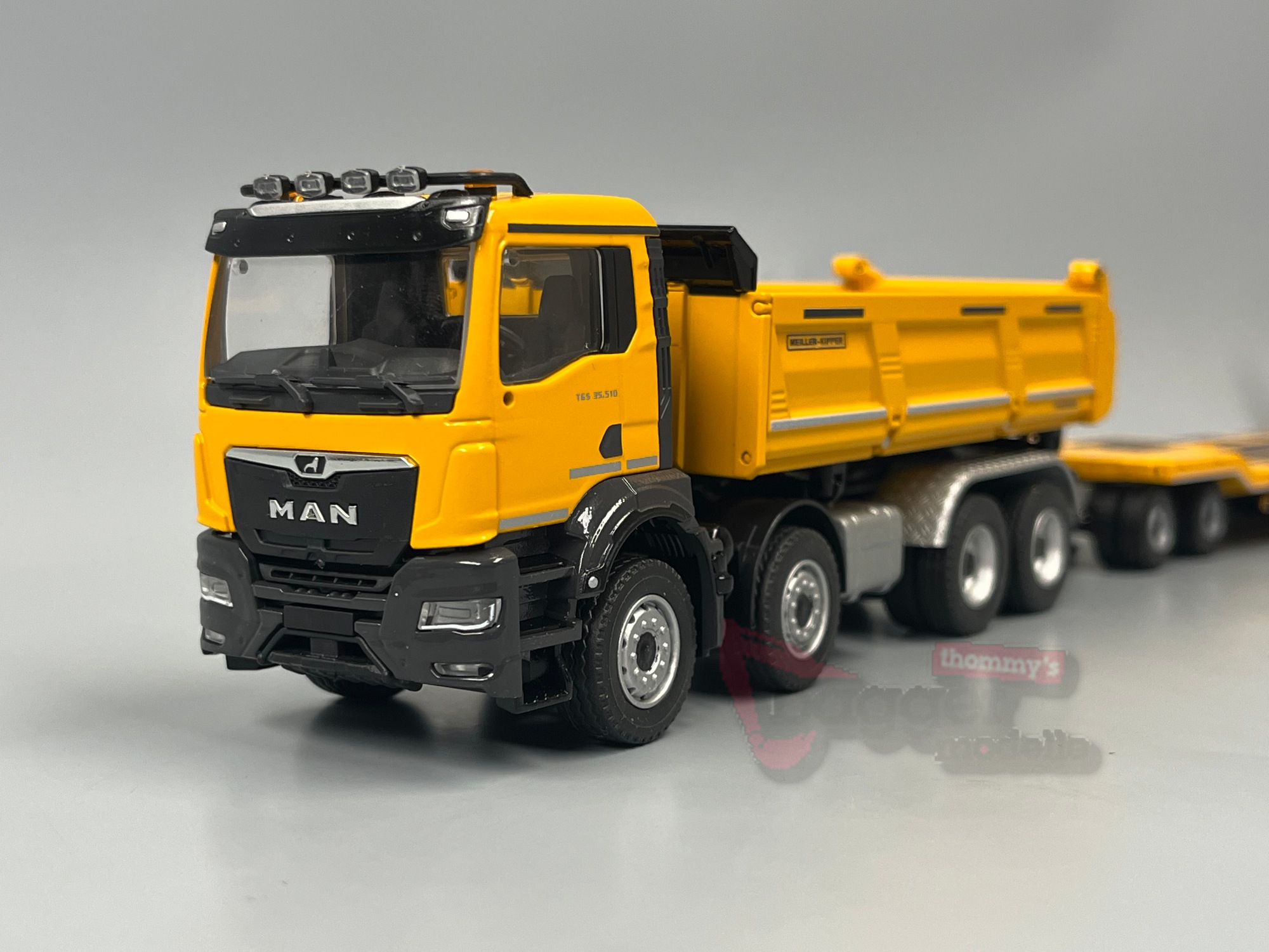81247-02 - Conrad - MAN TGS NN Meiller Dreiseitenkipper mit Tiefladeanhänger - gelb -