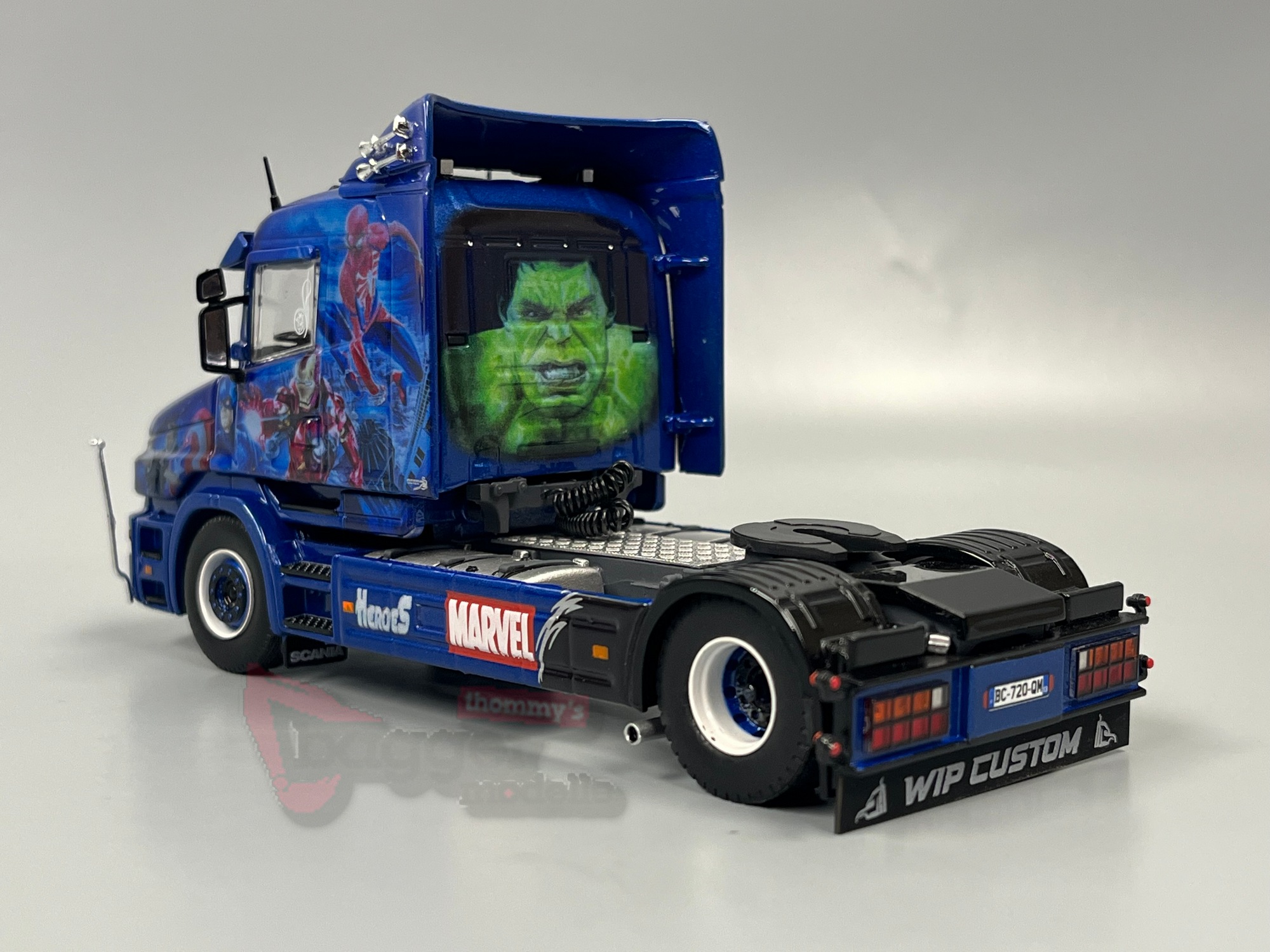 88688 - Tekno - Scania Hauber 4-Serie 4x2 Zugmaschine - Garage du Midi / Super Heroes - FR