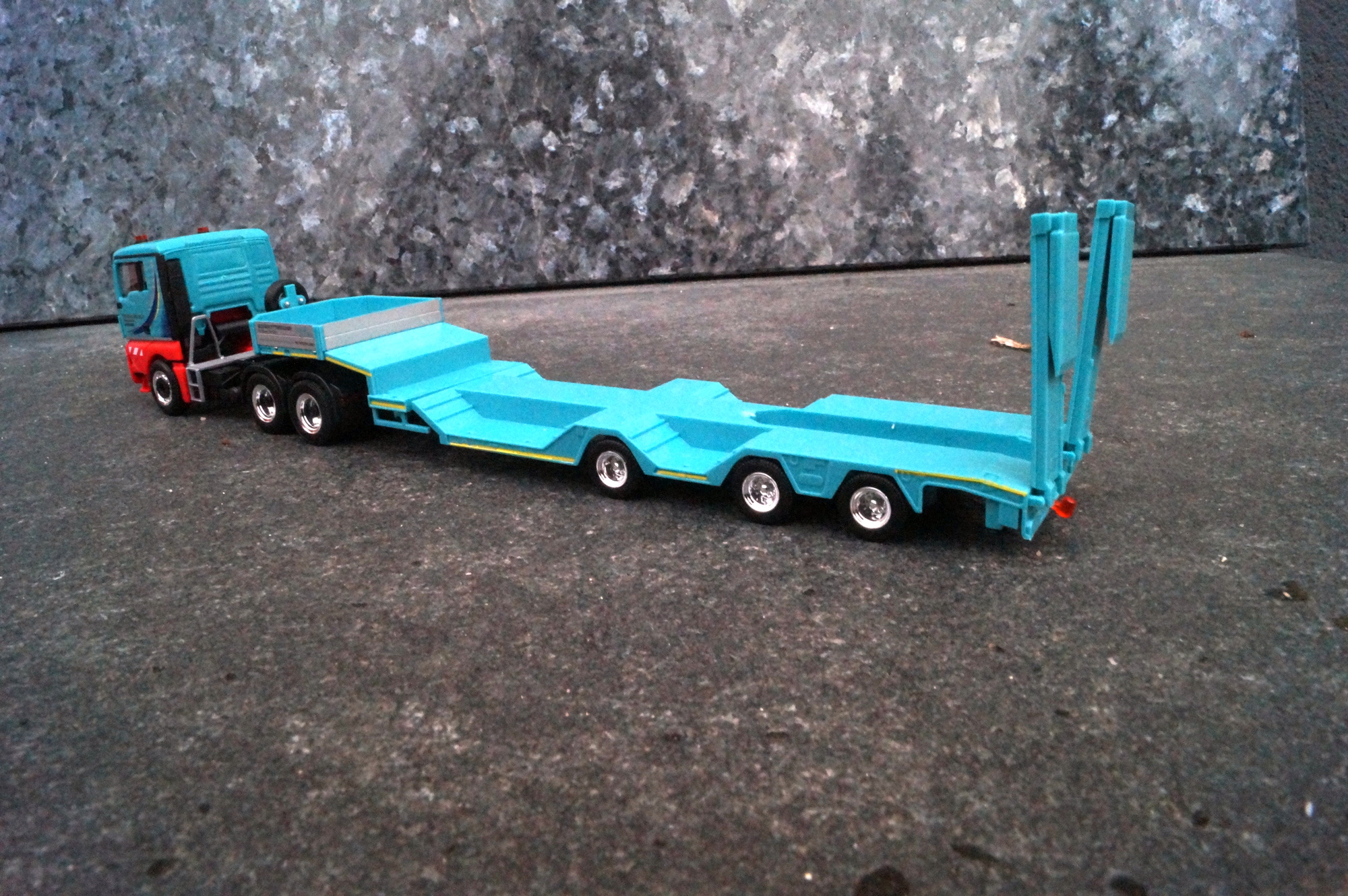 314022 - Herpa - MAN TGX XL 6×4 Tieflade-Sattelzug "Schmuttermair"