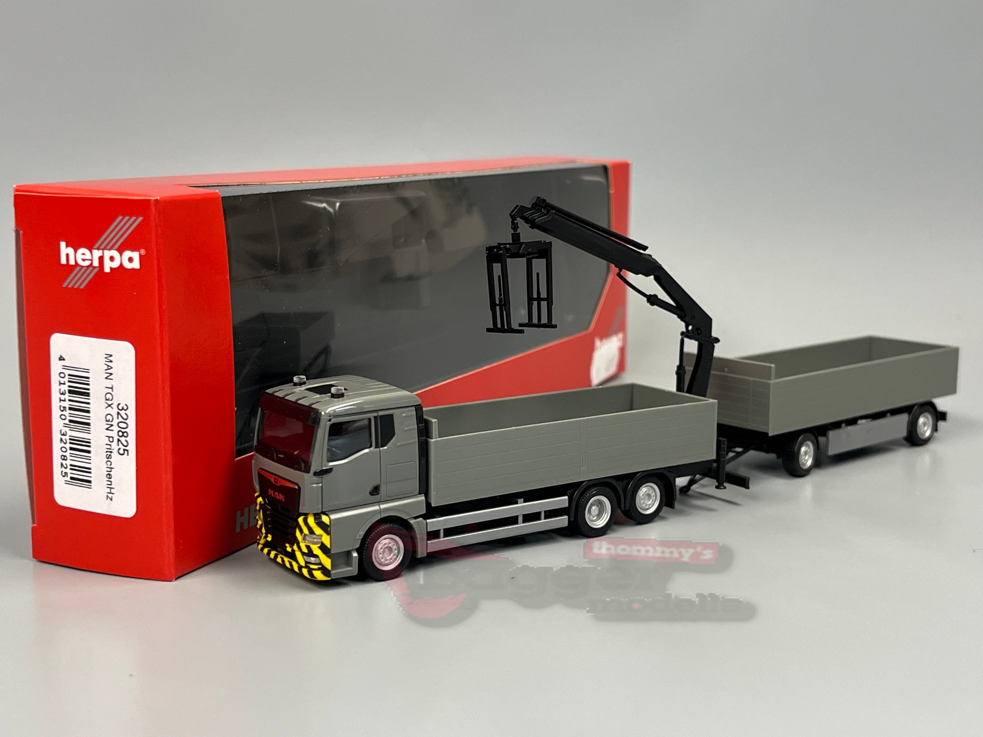 320825 - Herpa - MAN TGX GN Pritschen-Hängerzug mit Ladekran, grau/gelb