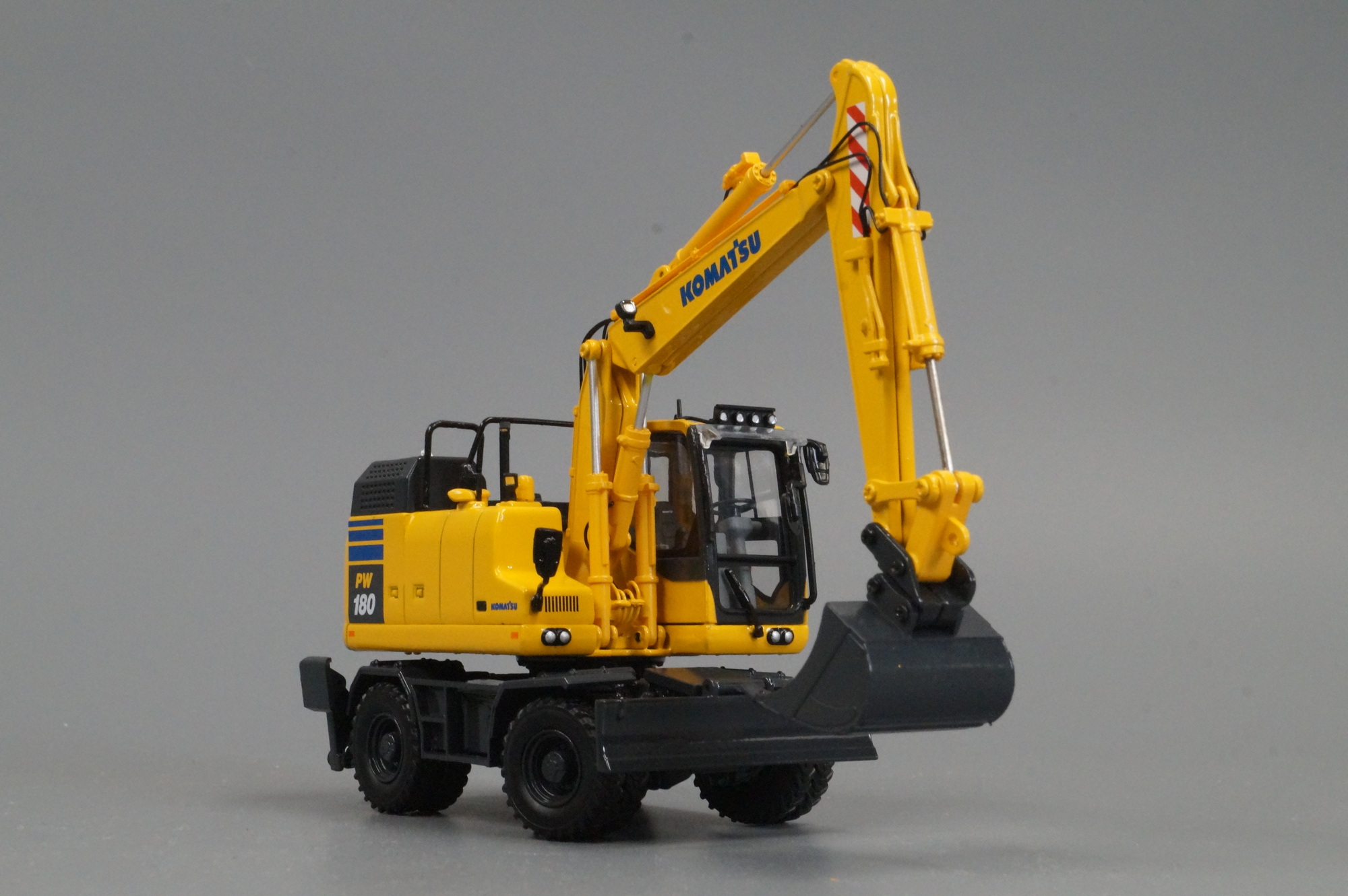 UH - 8163 - Komatsu  PW 180-11 Mobilbagger mit Hammer und Löffel