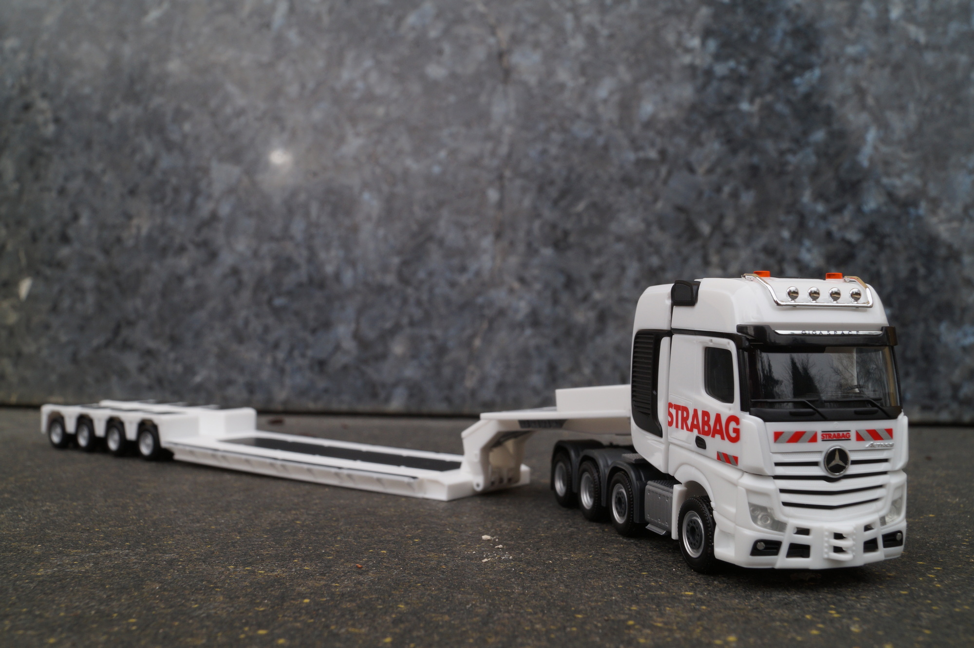 317412 - Herpa - Mercedes-Benz Actros Gigaspace Tieflade-Sattelzug "STRABAG"
