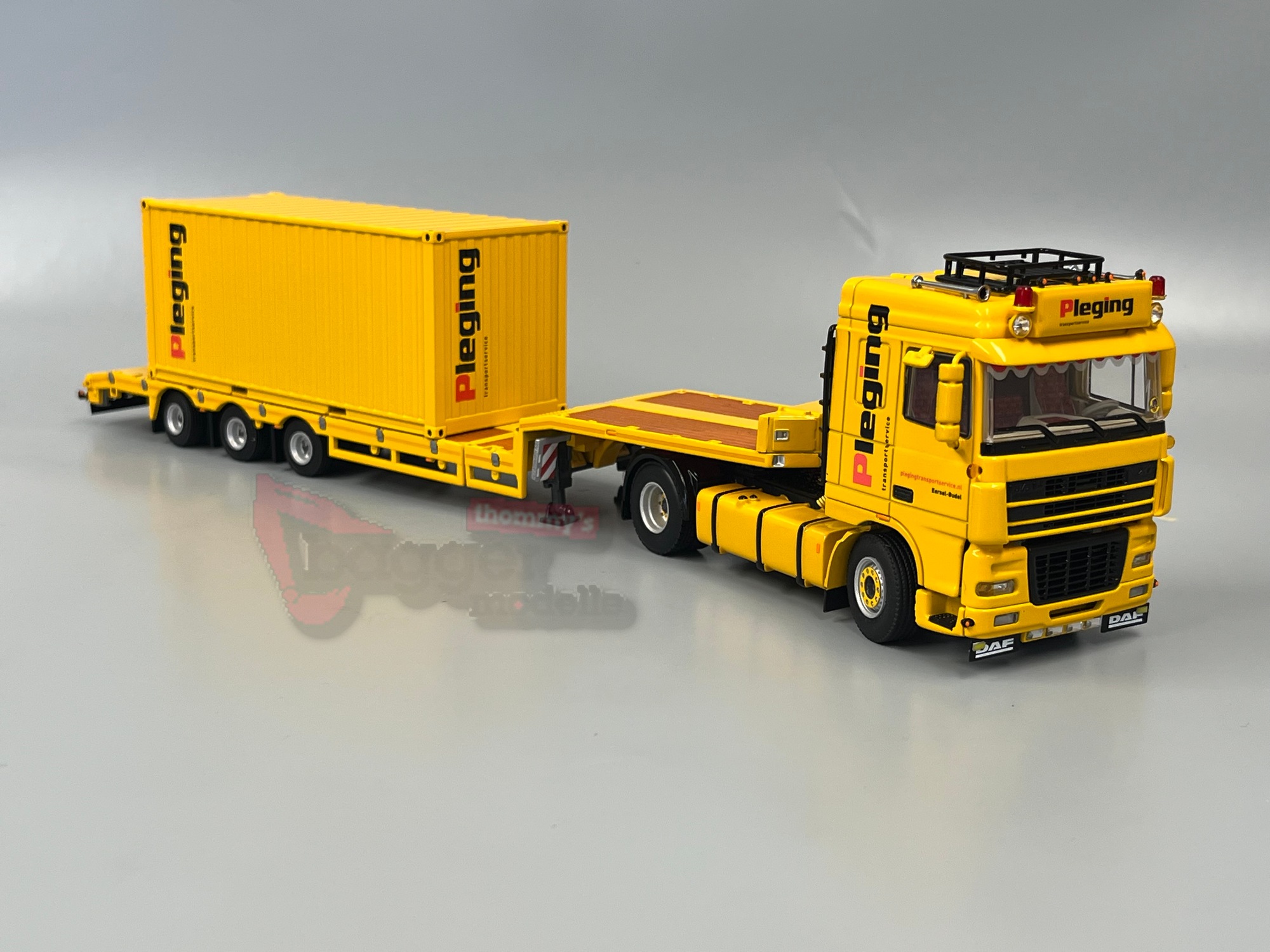 01-5172 - WSI - DAF XF95 Space Cab 4x2 mit 3achs Tiefladerauflieger und 2FT Container - Pleging - NL