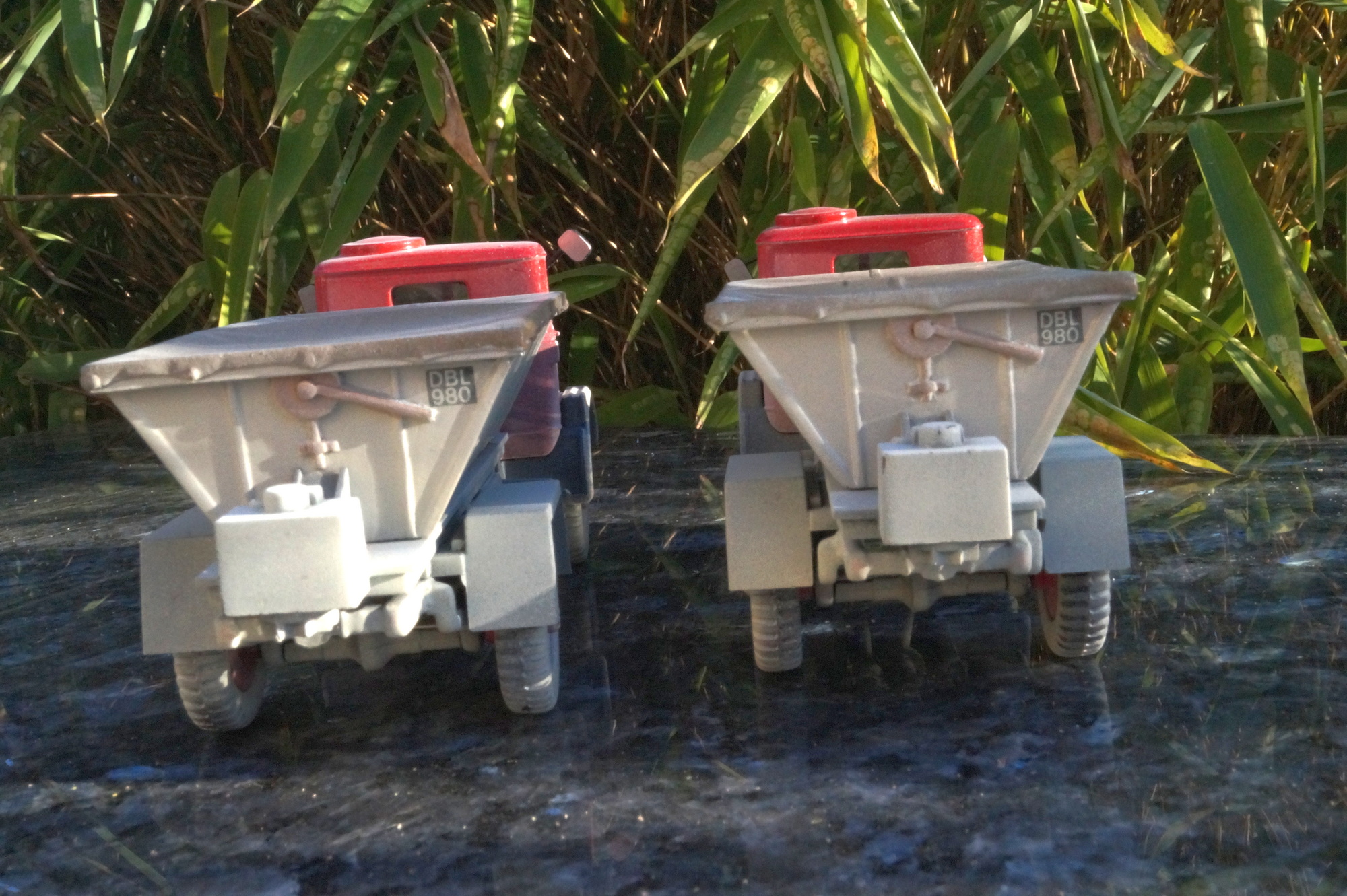 2x Bedford QLD 4x4 Kalkstreuer  "Britisch Road Service"