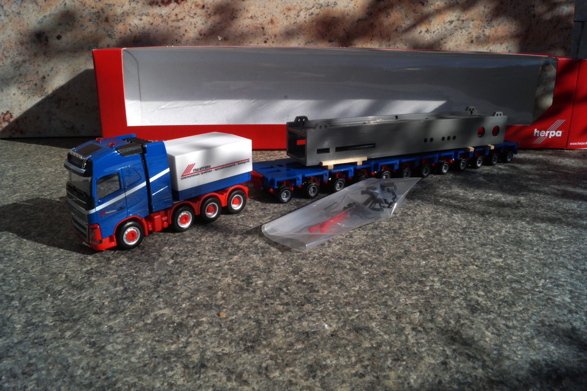 312158 - Herpa - Volvo FH16 Gl. 8x4 Modulzug mit Ladung -Behelfsbrücke- "Riwatrans