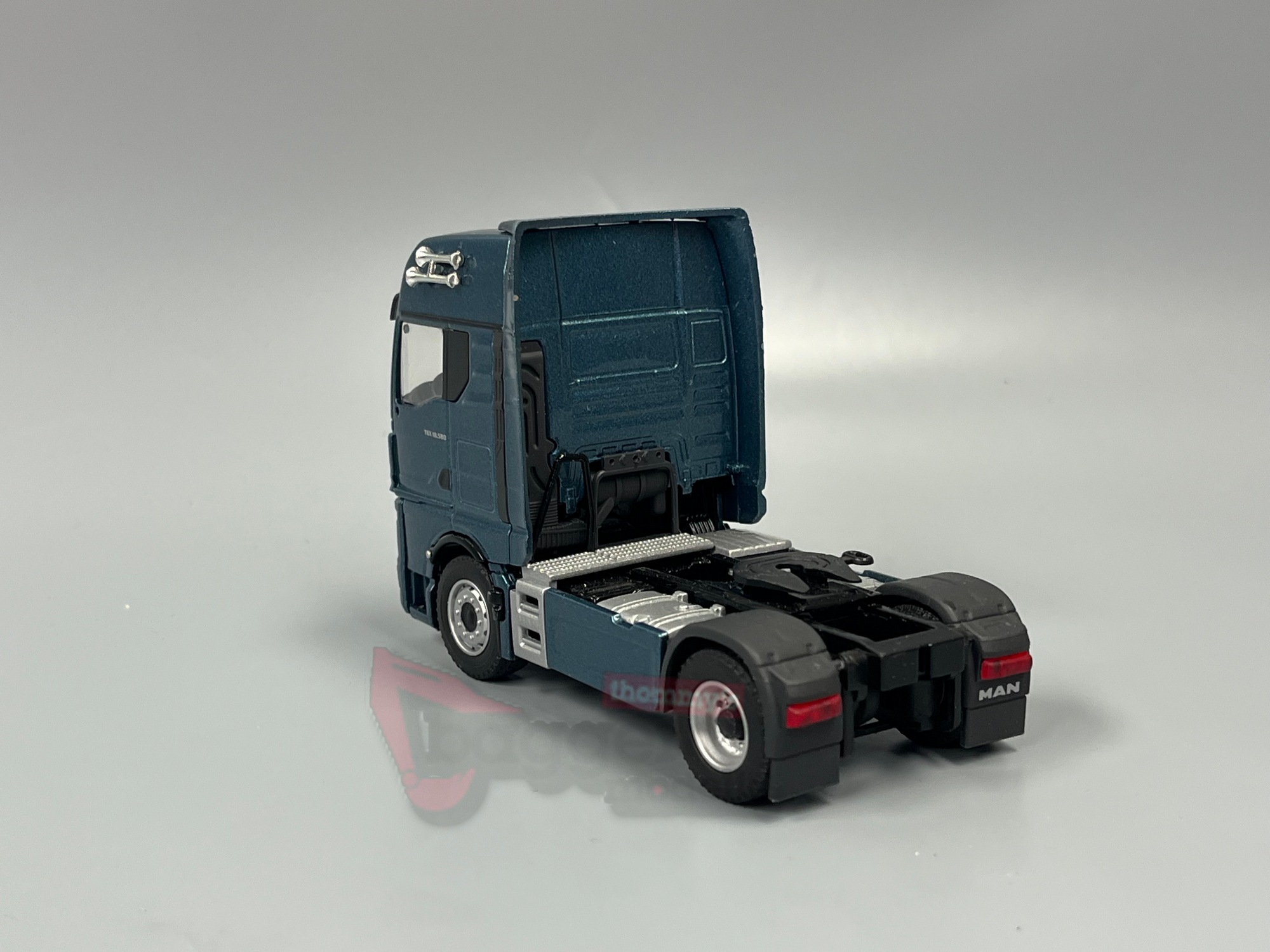 8000-9 - Conrad - MAN TGX GX 18.580 Zugmaschine, mystic ocean metallic