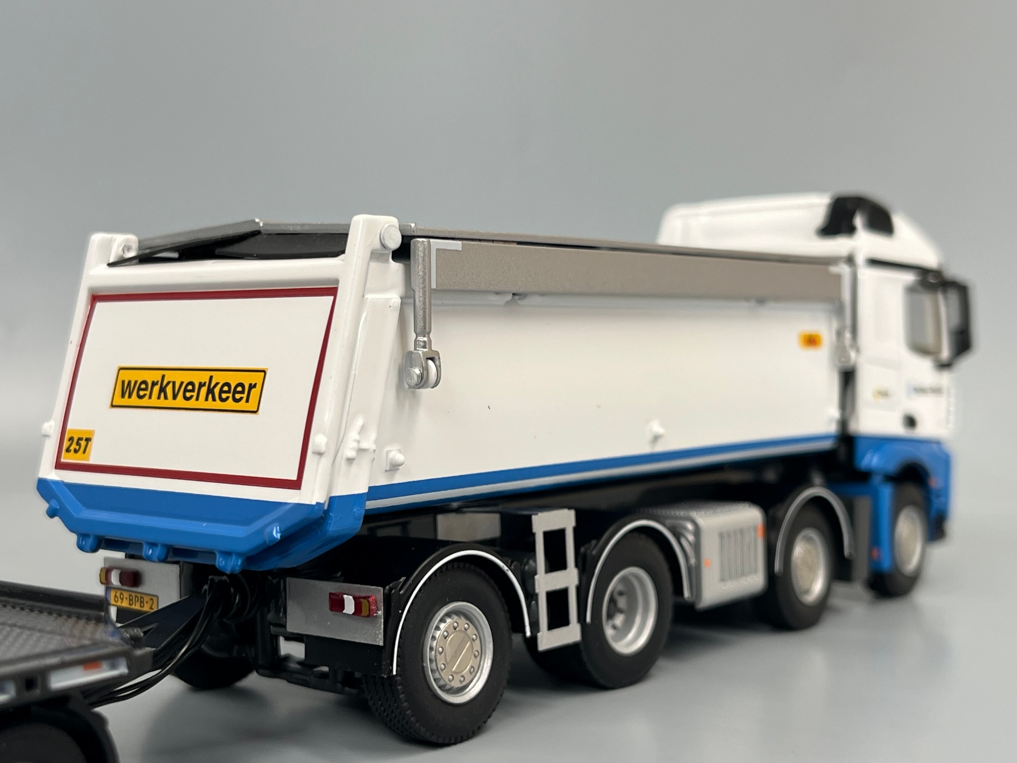 01-5155 - WSI - Mercedes-Benz Arocs MP4 8x2 Kipper mit 4achs Tiefladeranhänger - Ballast Nedam -