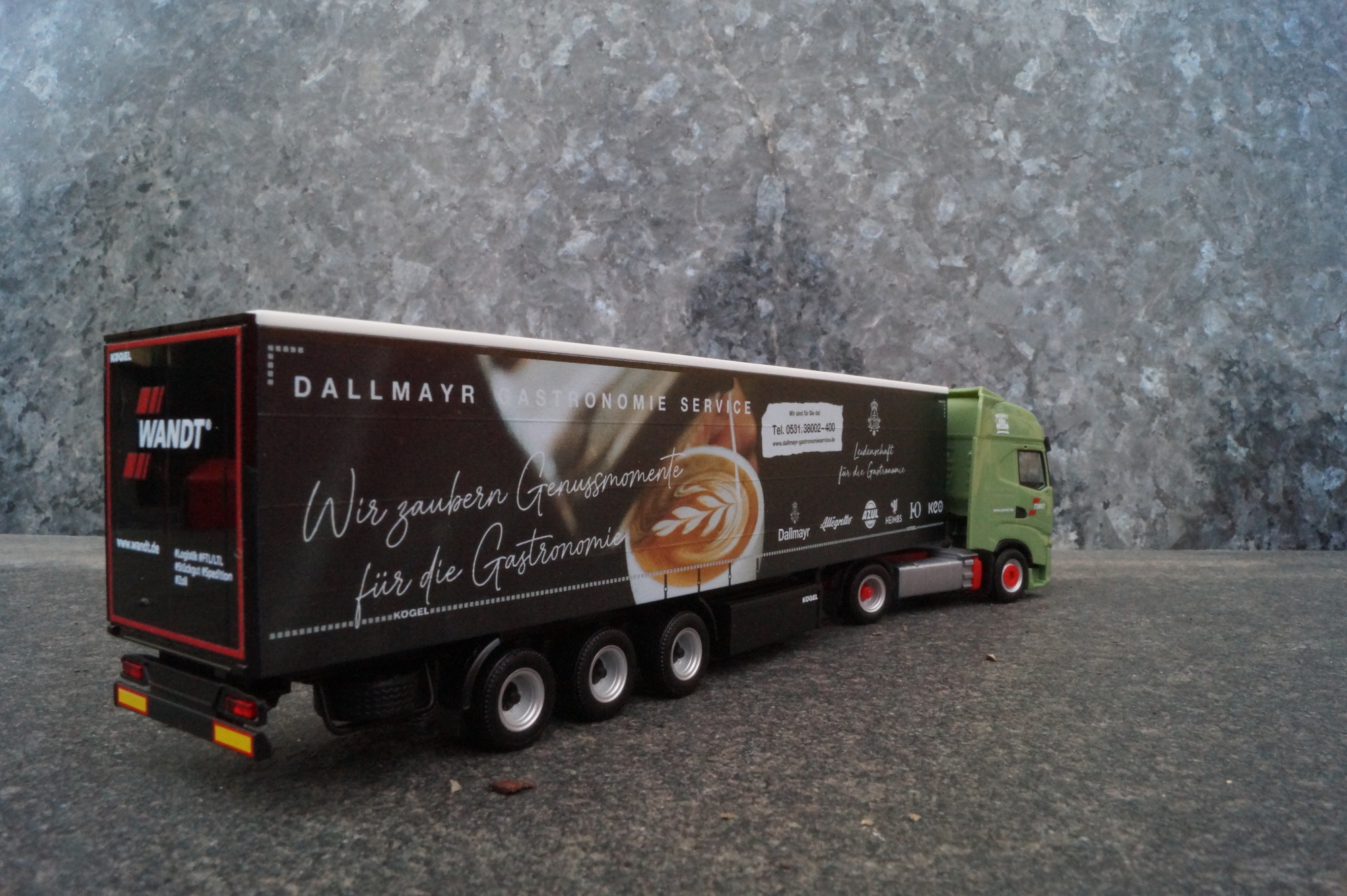 316910 - Herpa -Iveco S-Way Gardinenplanen-Sattelzug "Wandt/Dallmayr"