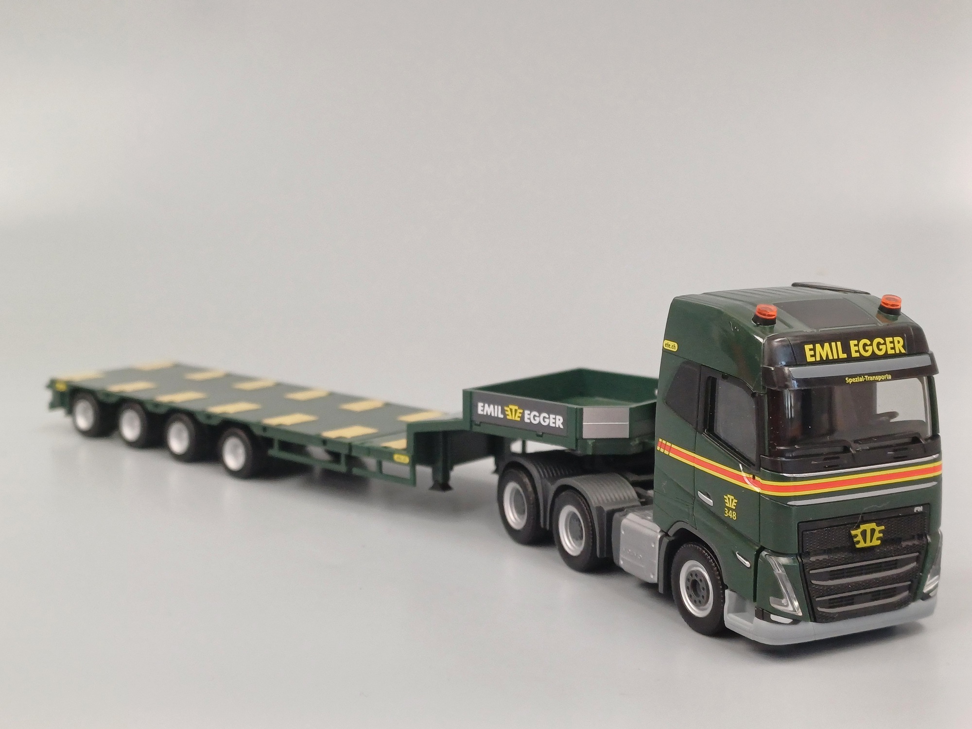 318853 - Herpa - Volvo FH GL 6x4 Semitieflade-Sattelzug "Emil Egger