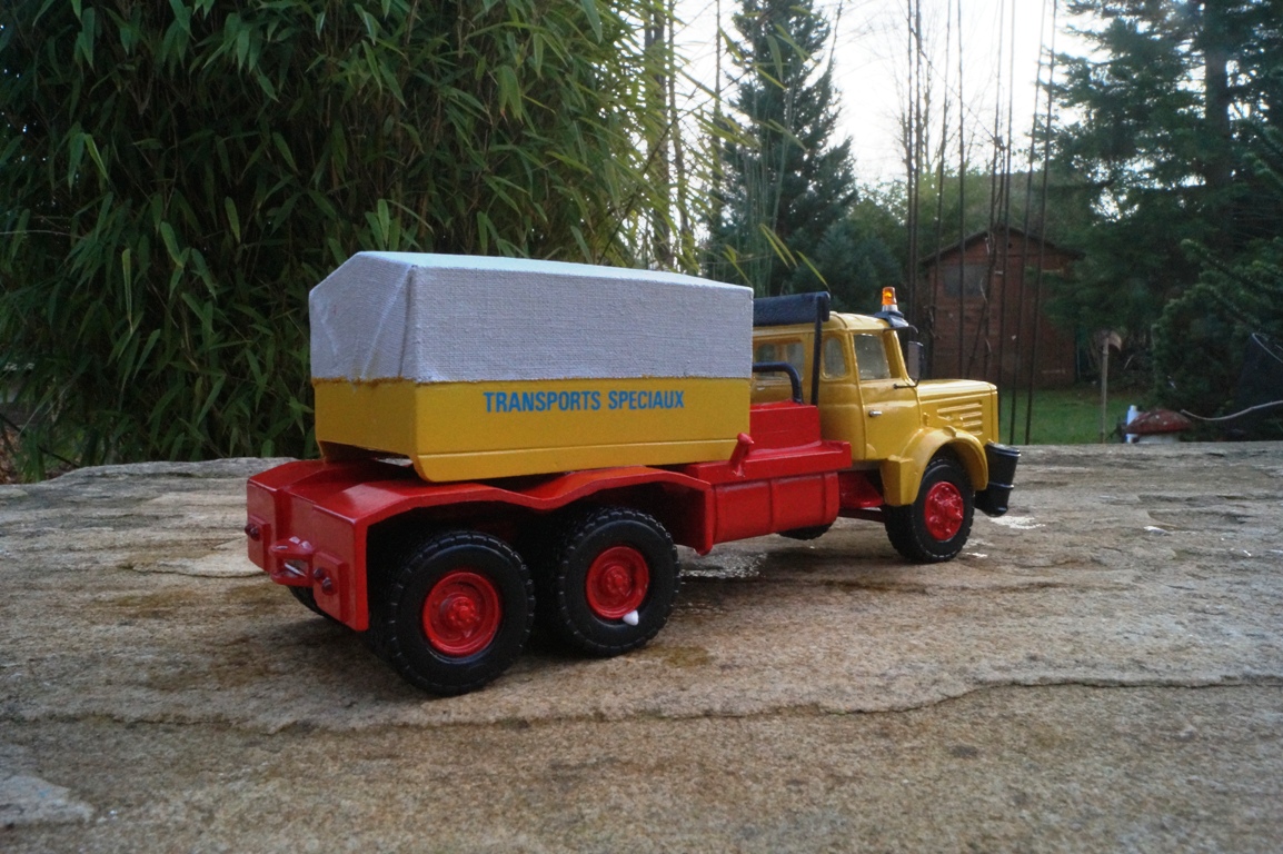 historischer 3achs LKW "Transports Speciaux