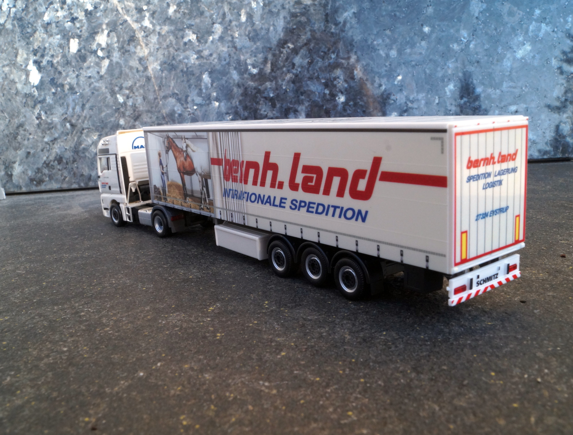 947770 - Herpa - MAN TGX XXL Gardinenplanen Sattelzug "Spedition Land"