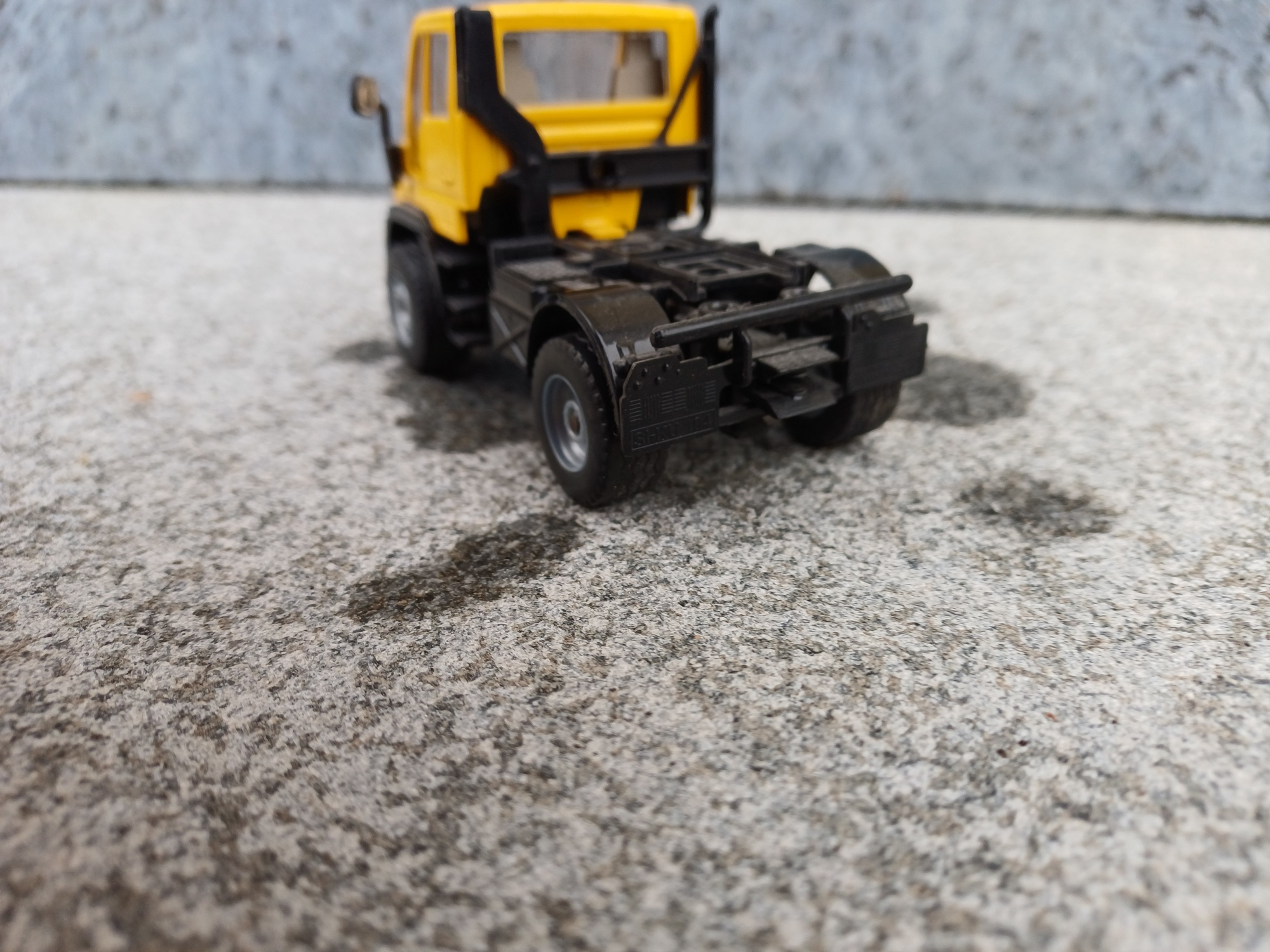 10139 - Rainer- Mercedes Benz Unimog 2achs Zugmaschine 