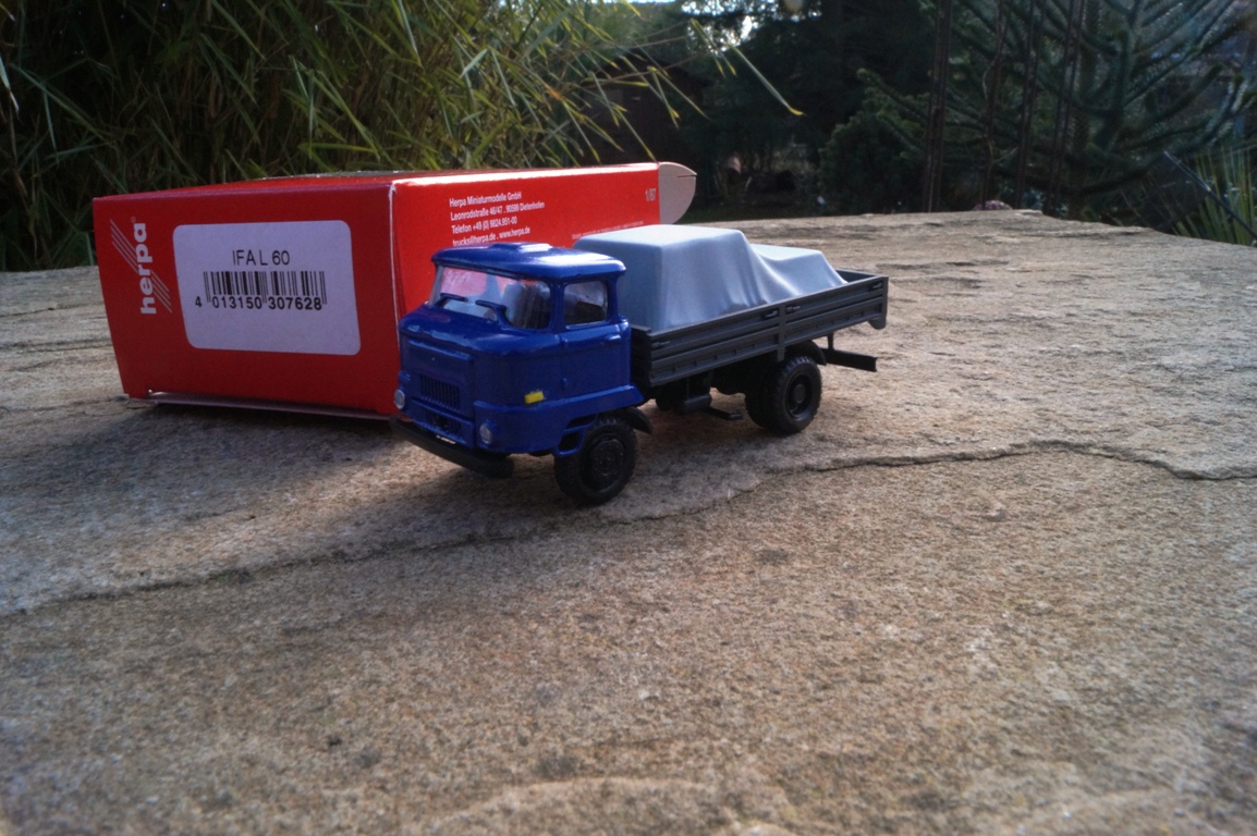 307628 - Herpa - IFA L 60 Pritschen-LKW mit Ladung unter Plane