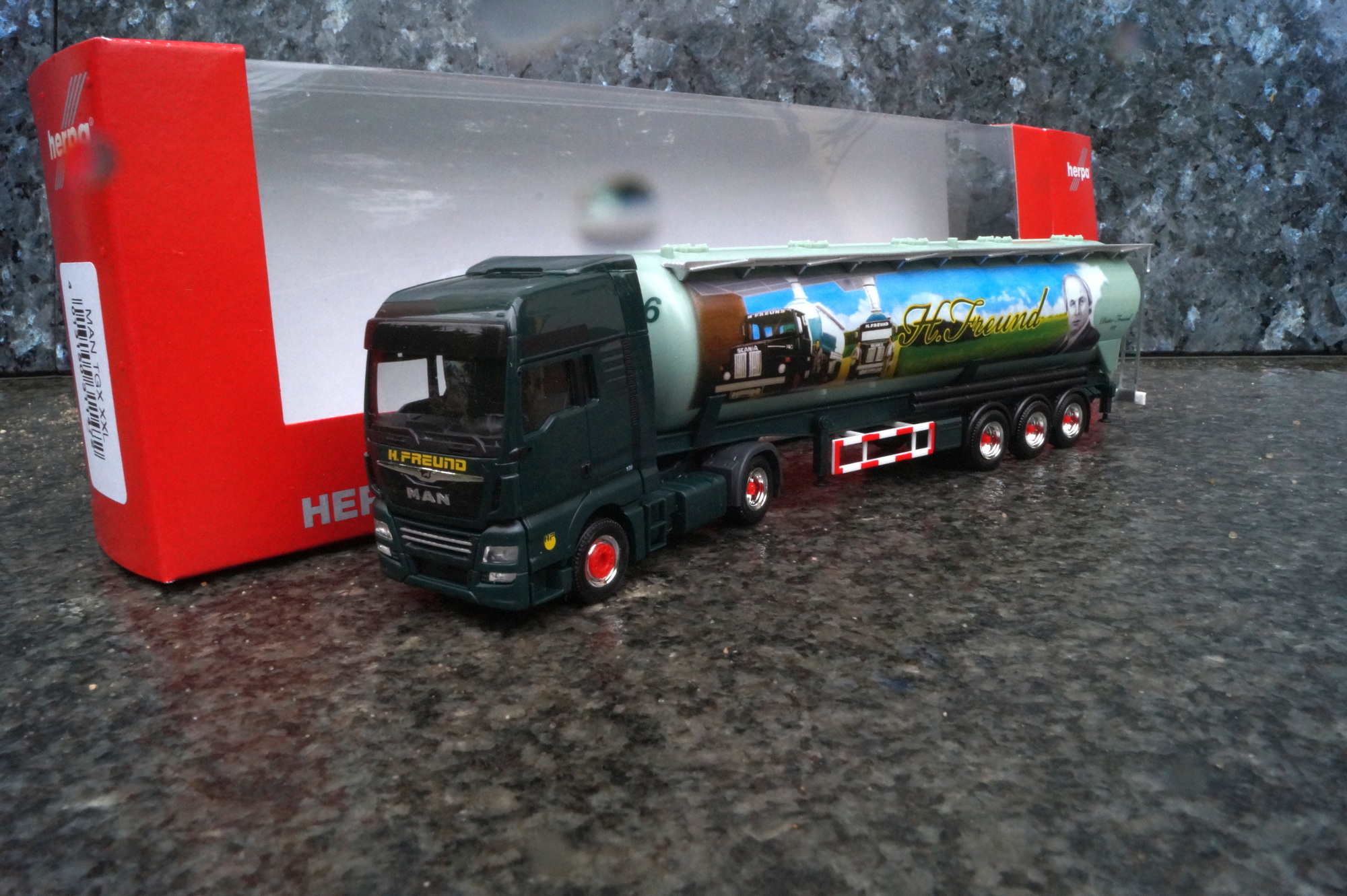 311472- Herpa  - MAN TGX XXL Euro6c Kippsilo-Sattelzug "Spedition Freund"
