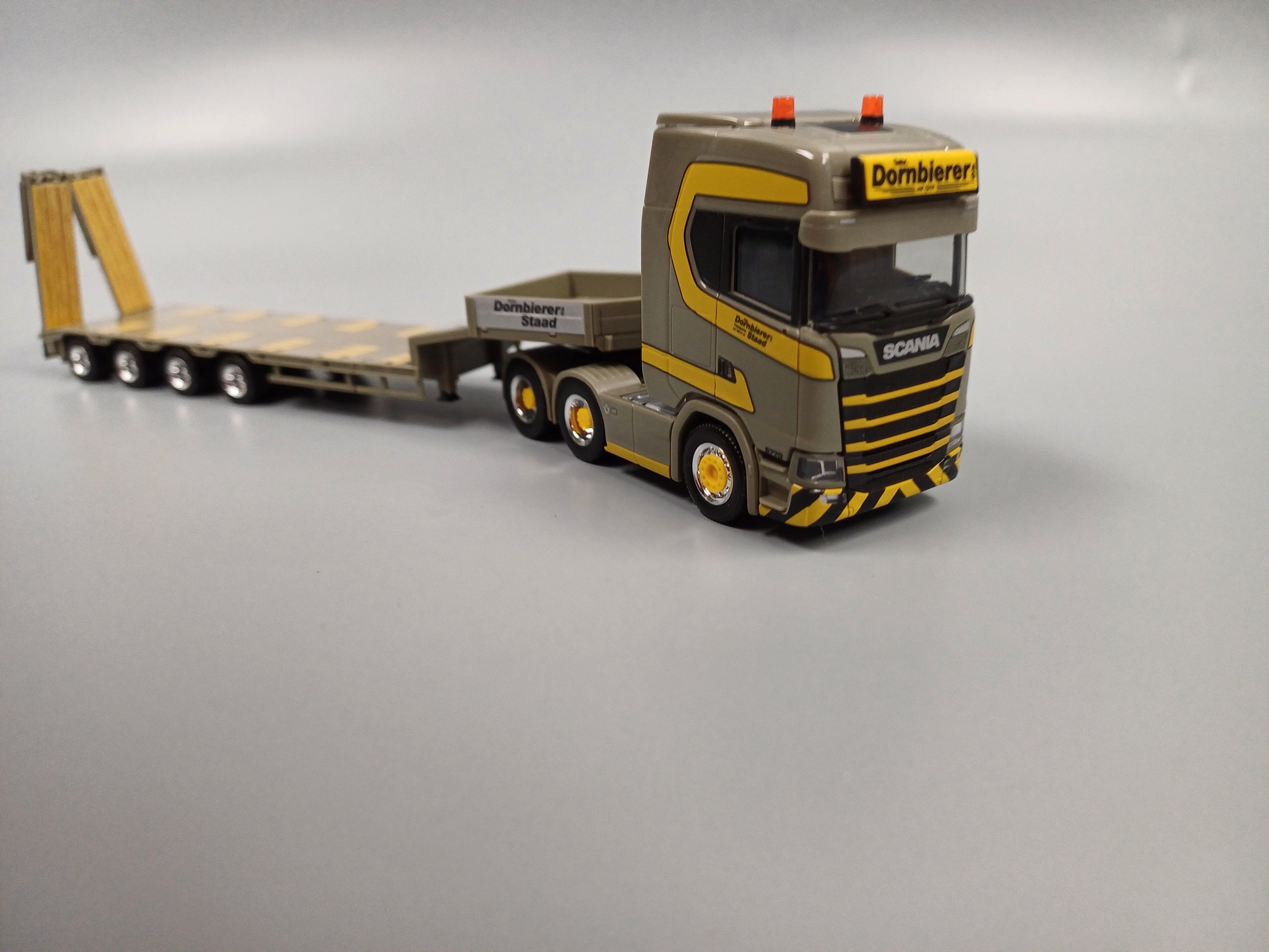 955997 - Herpa - Scania CS20 HD Semitieflade-Sattelzug "Dornbierer "CH"